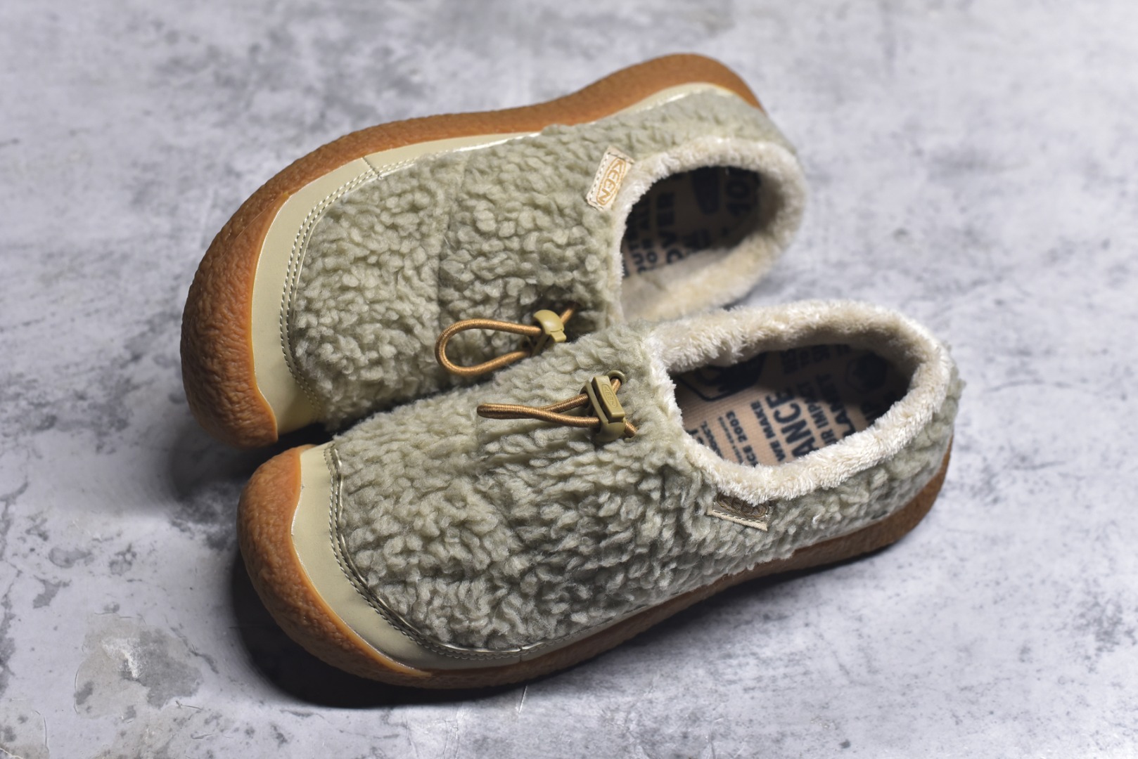 图片[7]-#科恩 KEEN Howser 3 SLIDE 冬季户外保暖鞋一脚蹬毛毛鞋小羊蹄 穿一次就会爱上的温暖脚感 高保温性能的羊毛衬里加上耐磨防滑的橡胶外底 打破居家靽和户外靽的界限 你可以穿着它从室内到室外 大底 尺码：35.5-40-选品中心