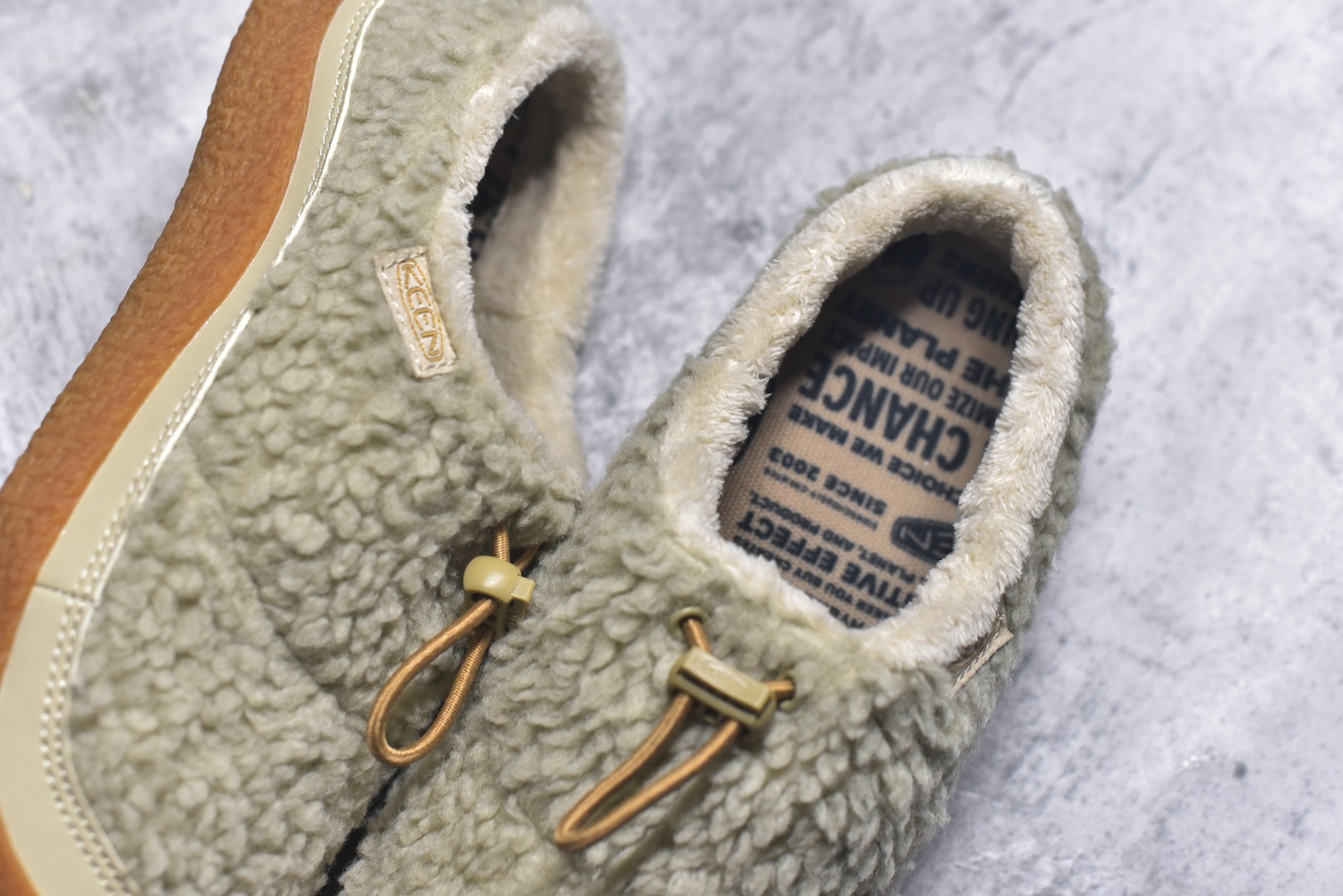 图片[9]-#科恩 KEEN Howser 3 SLIDE 冬季户外保暖鞋一脚蹬毛毛鞋小羊蹄 穿一次就会爱上的温暖脚感 高保温性能的羊毛衬里加上耐磨防滑的橡胶外底 打破居家靽和户外靽的界限 你可以穿着它从室内到室外 大底 尺码：35.5-40-选品中心