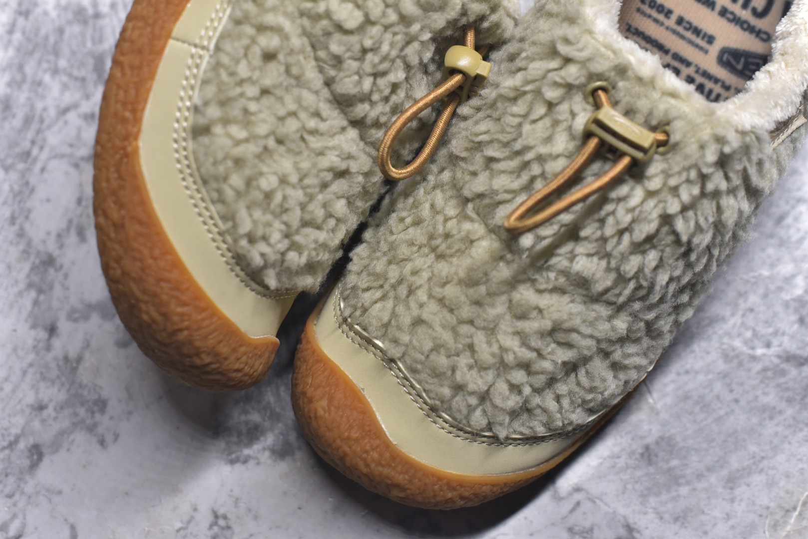 图片[8]-#科恩 KEEN Howser 3 SLIDE 冬季户外保暖鞋一脚蹬毛毛鞋小羊蹄 穿一次就会爱上的温暖脚感 高保温性能的羊毛衬里加上耐磨防滑的橡胶外底 打破居家靽和户外靽的界限 你可以穿着它从室内到室外 大底 尺码：35.5-40-选品中心