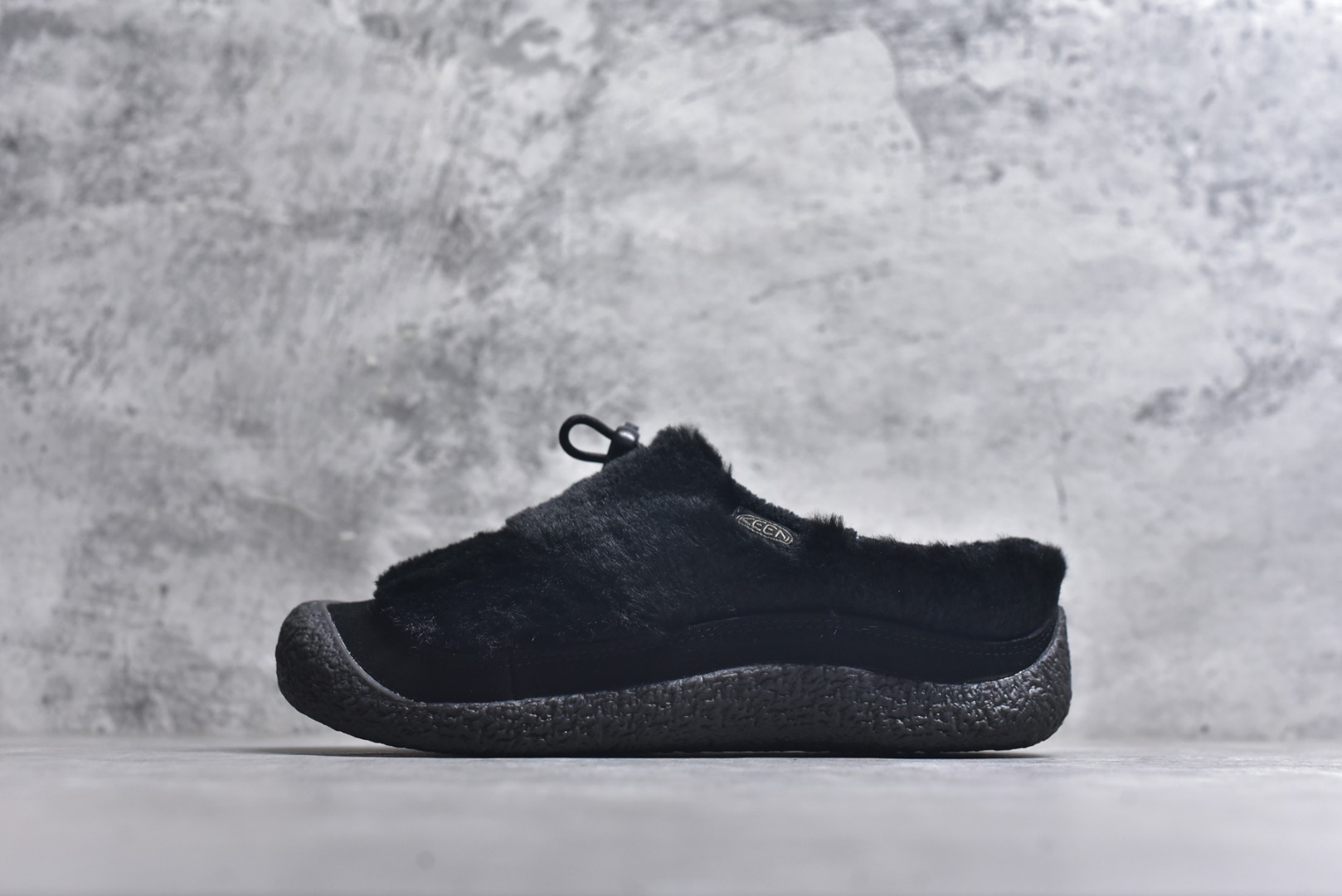 #科恩 KEEN Howser 3 SLIDE 冬季户外保暖鞋一脚蹬毛毛鞋小羊蹄 穿一次就会爱上的温暖脚感 高保温性能的羊毛衬里加上耐磨防滑的橡胶外底 打破居家靽和户外靽的界限 你可以穿着它从室内到室外 大底 尺码：35.5-40-选品中心