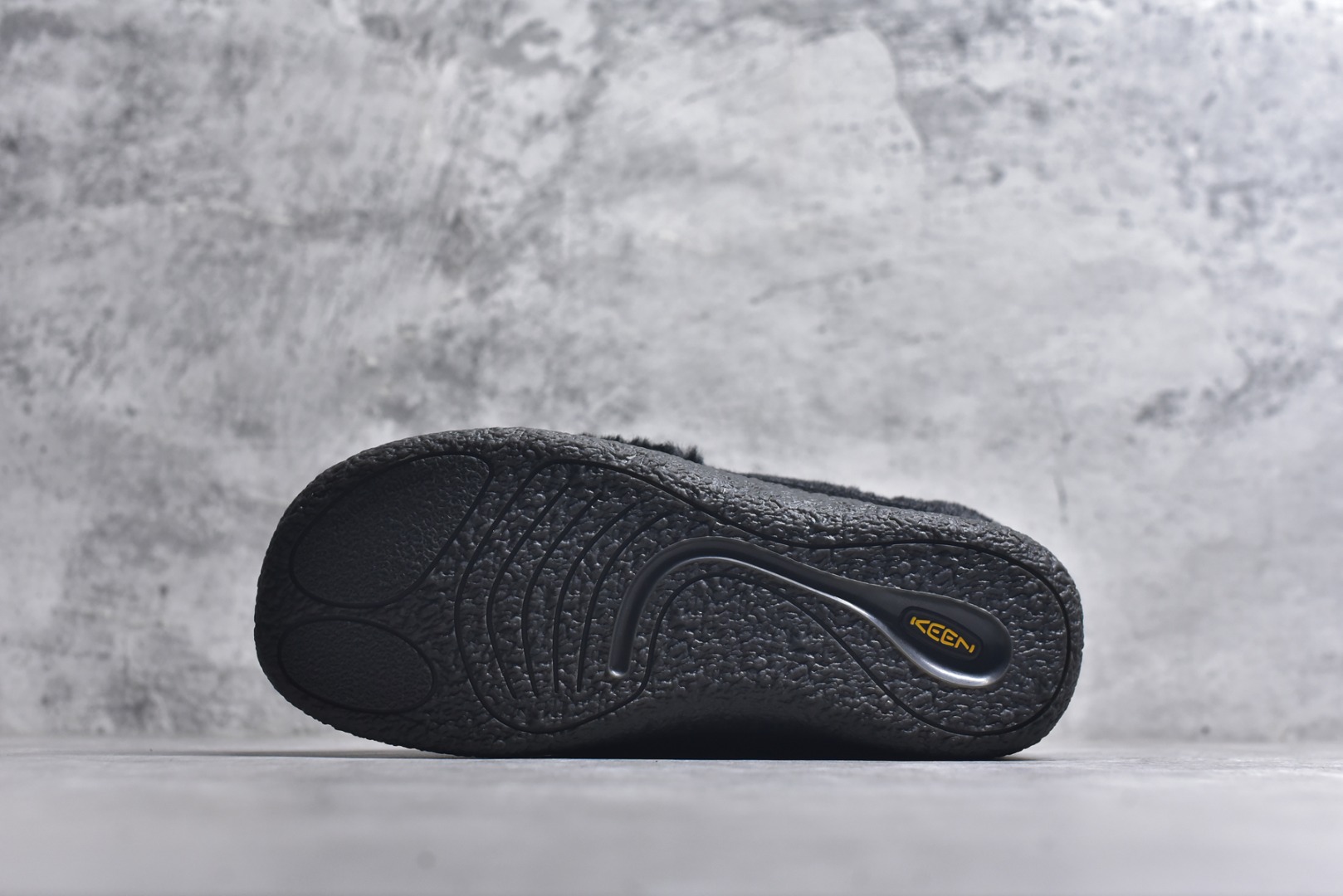 图片[6]-#科恩 KEEN Howser 3 SLIDE 冬季户外保暖鞋一脚蹬毛毛鞋小羊蹄 穿一次就会爱上的温暖脚感 高保温性能的羊毛衬里加上耐磨防滑的橡胶外底 打破居家靽和户外靽的界限 你可以穿着它从室内到室外 大底 尺码：35.5-40-选品中心