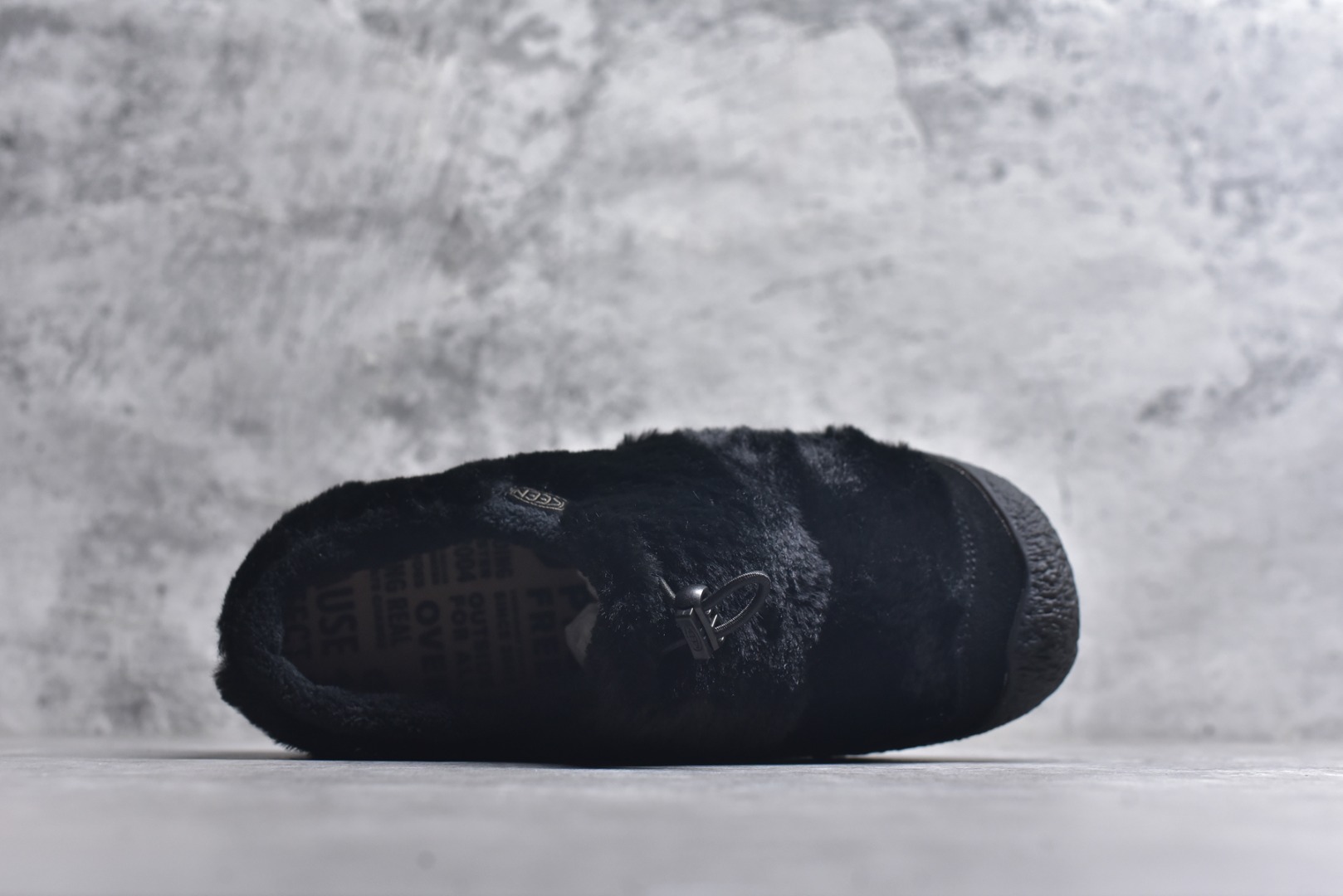 图片[4]-#科恩 KEEN Howser 3 SLIDE 冬季户外保暖鞋一脚蹬毛毛鞋小羊蹄 穿一次就会爱上的温暖脚感 高保温性能的羊毛衬里加上耐磨防滑的橡胶外底 打破居家靽和户外靽的界限 你可以穿着它从室内到室外 大底 尺码：35.5-40-选品中心