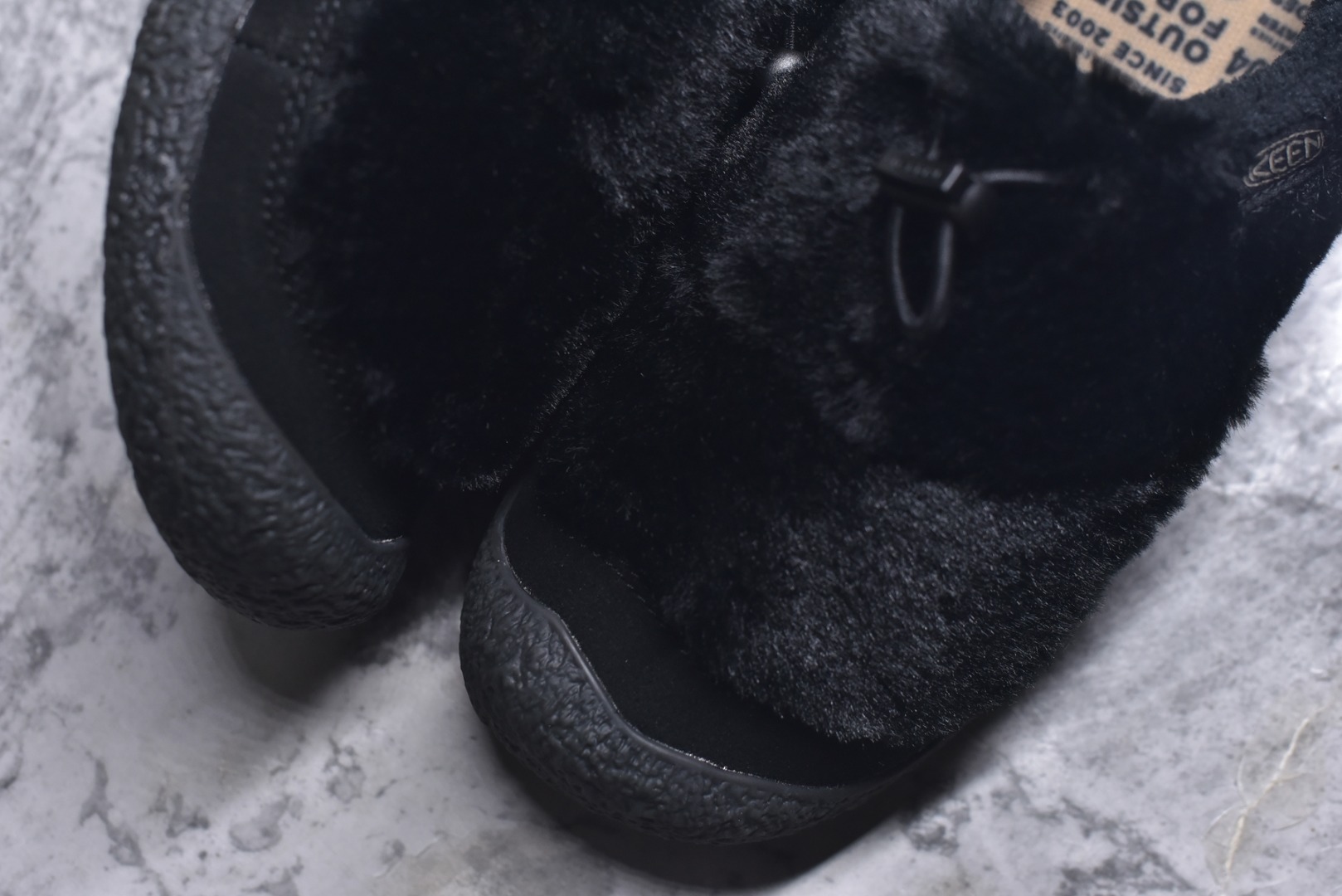 图片[8]-#科恩 KEEN Howser 3 SLIDE 冬季户外保暖鞋一脚蹬毛毛鞋小羊蹄 穿一次就会爱上的温暖脚感 高保温性能的羊毛衬里加上耐磨防滑的橡胶外底 打破居家靽和户外靽的界限 你可以穿着它从室内到室外 大底 尺码：35.5-40-选品中心