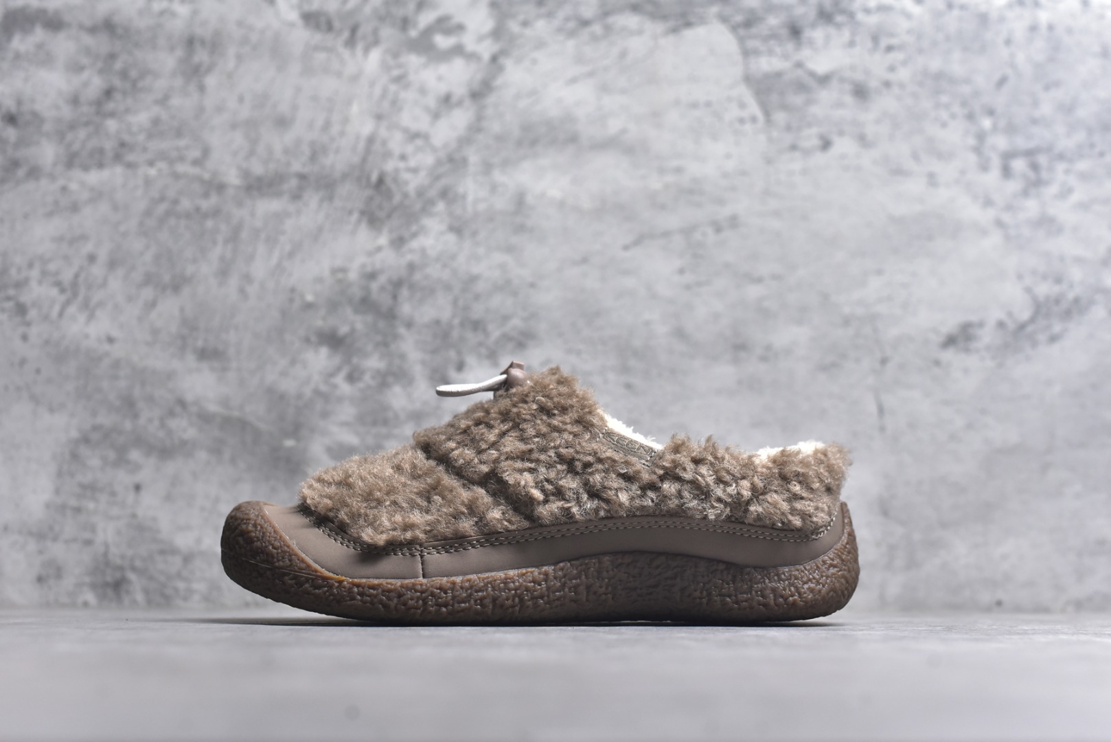 #科恩 KEEN Howser 3 SLIDE 冬季户外保暖鞋一脚蹬毛毛鞋小羊蹄 穿一次就会爱上的温暖脚感 高保温性能的羊毛衬里加上耐磨防滑的橡胶外底 打破居家靽和户外靽的界限 你可以穿着它从室内到室外 大底 尺码：35.5-40-选品中心