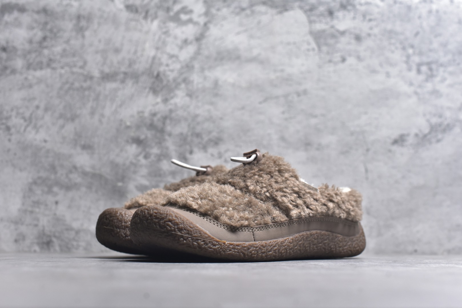 图片[2]-#科恩 KEEN Howser 3 SLIDE 冬季户外保暖鞋一脚蹬毛毛鞋小羊蹄 穿一次就会爱上的温暖脚感 高保温性能的羊毛衬里加上耐磨防滑的橡胶外底 打破居家靽和户外靽的界限 你可以穿着它从室内到室外 大底 尺码：35.5-40-选品中心