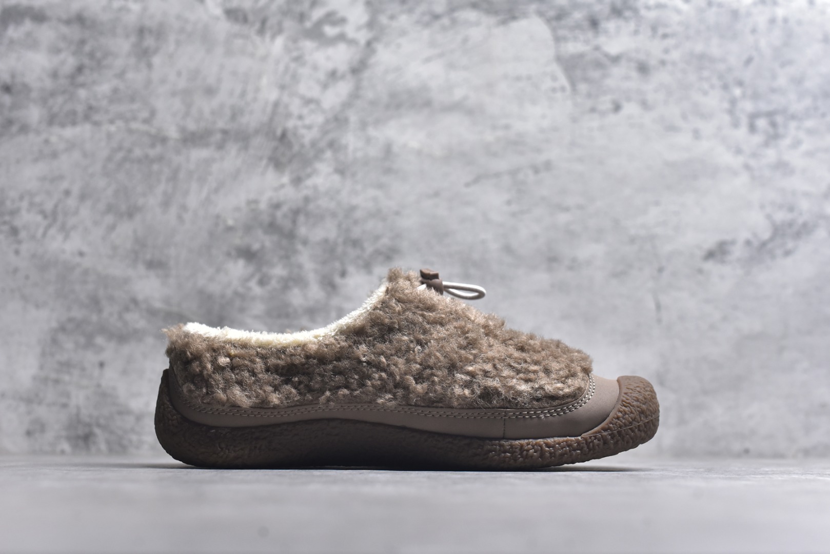 图片[3]-#科恩 KEEN Howser 3 SLIDE 冬季户外保暖鞋一脚蹬毛毛鞋小羊蹄 穿一次就会爱上的温暖脚感 高保温性能的羊毛衬里加上耐磨防滑的橡胶外底 打破居家靽和户外靽的界限 你可以穿着它从室内到室外 大底 尺码：35.5-40-选品中心