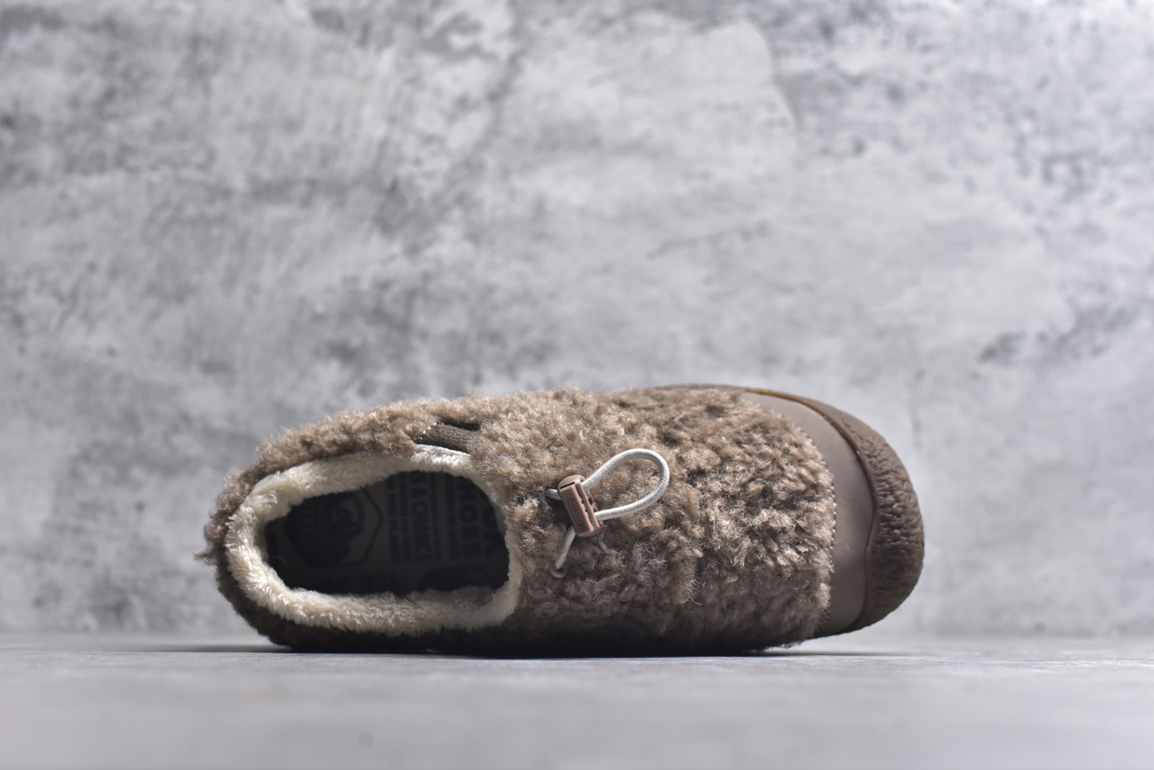 图片[4]-#科恩 KEEN Howser 3 SLIDE 冬季户外保暖鞋一脚蹬毛毛鞋小羊蹄 穿一次就会爱上的温暖脚感 高保温性能的羊毛衬里加上耐磨防滑的橡胶外底 打破居家靽和户外靽的界限 你可以穿着它从室内到室外 大底 尺码：35.5-40-选品中心