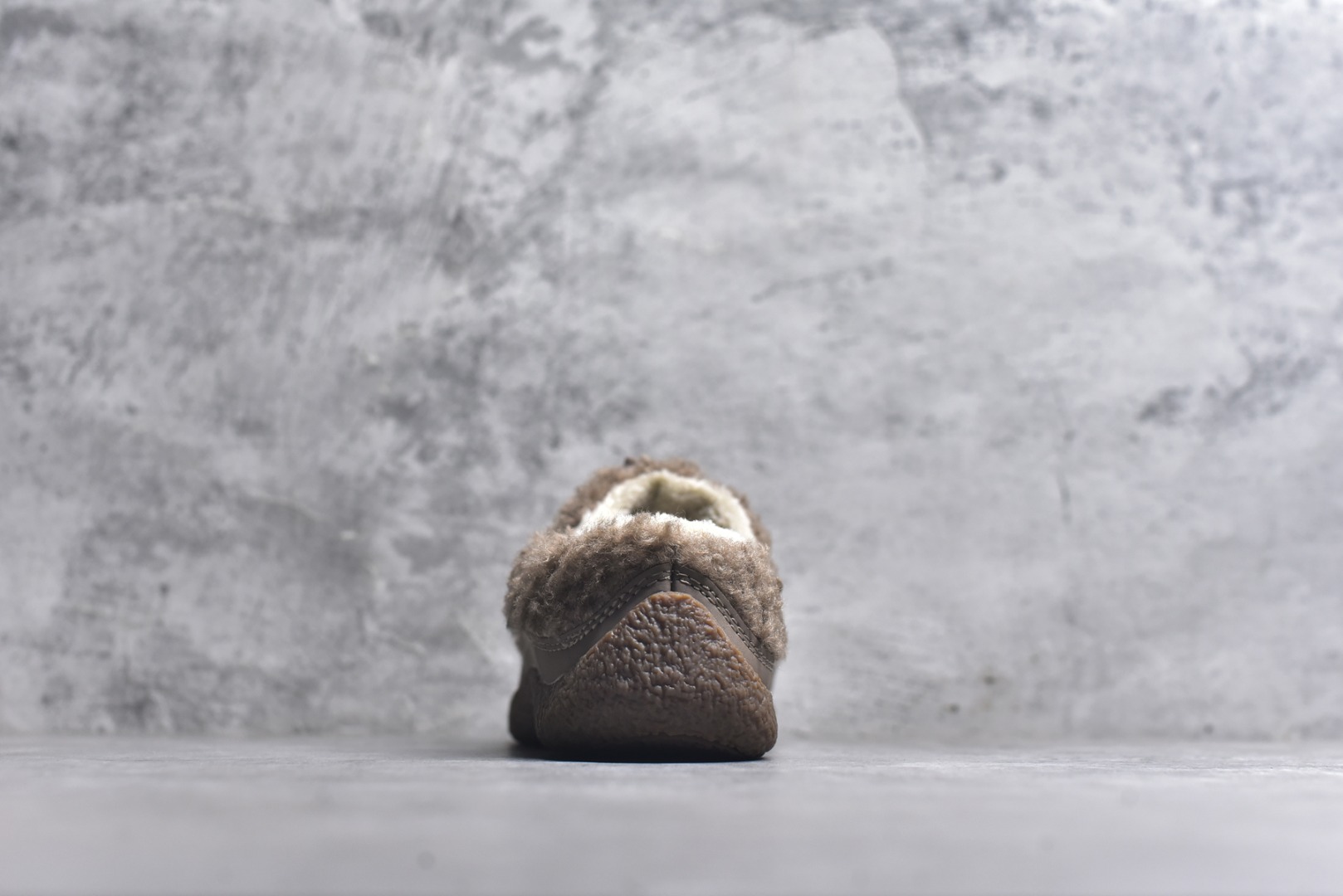 图片[5]-#科恩 KEEN Howser 3 SLIDE 冬季户外保暖鞋一脚蹬毛毛鞋小羊蹄 穿一次就会爱上的温暖脚感 高保温性能的羊毛衬里加上耐磨防滑的橡胶外底 打破居家靽和户外靽的界限 你可以穿着它从室内到室外 大底 尺码：35.5-40-选品中心