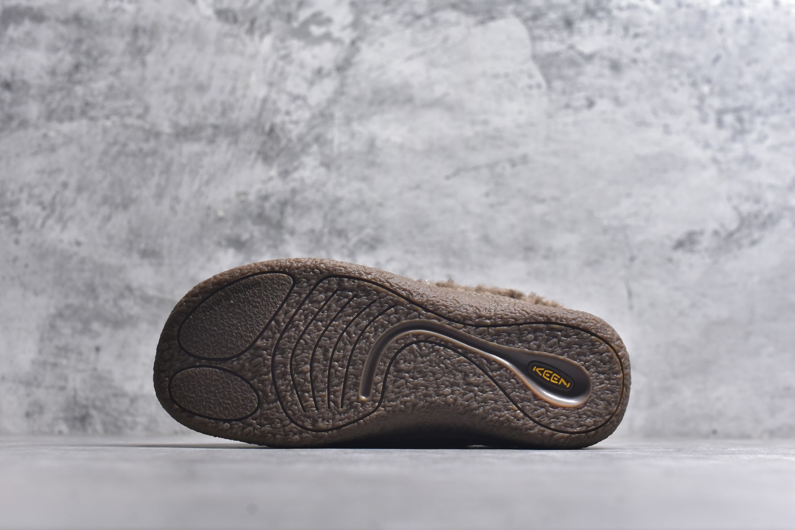 图片[6]-#科恩 KEEN Howser 3 SLIDE 冬季户外保暖鞋一脚蹬毛毛鞋小羊蹄 穿一次就会爱上的温暖脚感 高保温性能的羊毛衬里加上耐磨防滑的橡胶外底 打破居家靽和户外靽的界限 你可以穿着它从室内到室外 大底 尺码：35.5-40-选品中心