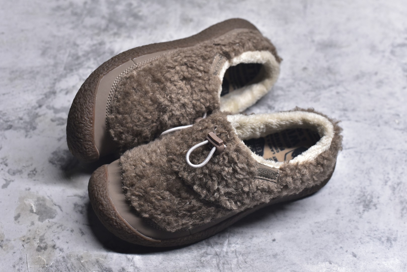 图片[7]-#科恩 KEEN Howser 3 SLIDE 冬季户外保暖鞋一脚蹬毛毛鞋小羊蹄 穿一次就会爱上的温暖脚感 高保温性能的羊毛衬里加上耐磨防滑的橡胶外底 打破居家靽和户外靽的界限 你可以穿着它从室内到室外 大底 尺码：35.5-40-选品中心