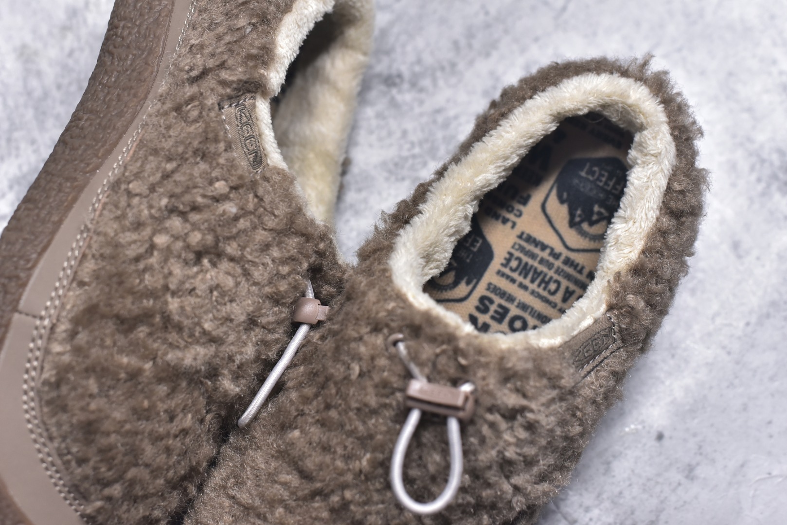 图片[9]-#科恩 KEEN Howser 3 SLIDE 冬季户外保暖鞋一脚蹬毛毛鞋小羊蹄 穿一次就会爱上的温暖脚感 高保温性能的羊毛衬里加上耐磨防滑的橡胶外底 打破居家靽和户外靽的界限 你可以穿着它从室内到室外 大底 尺码：35.5-40-选品中心