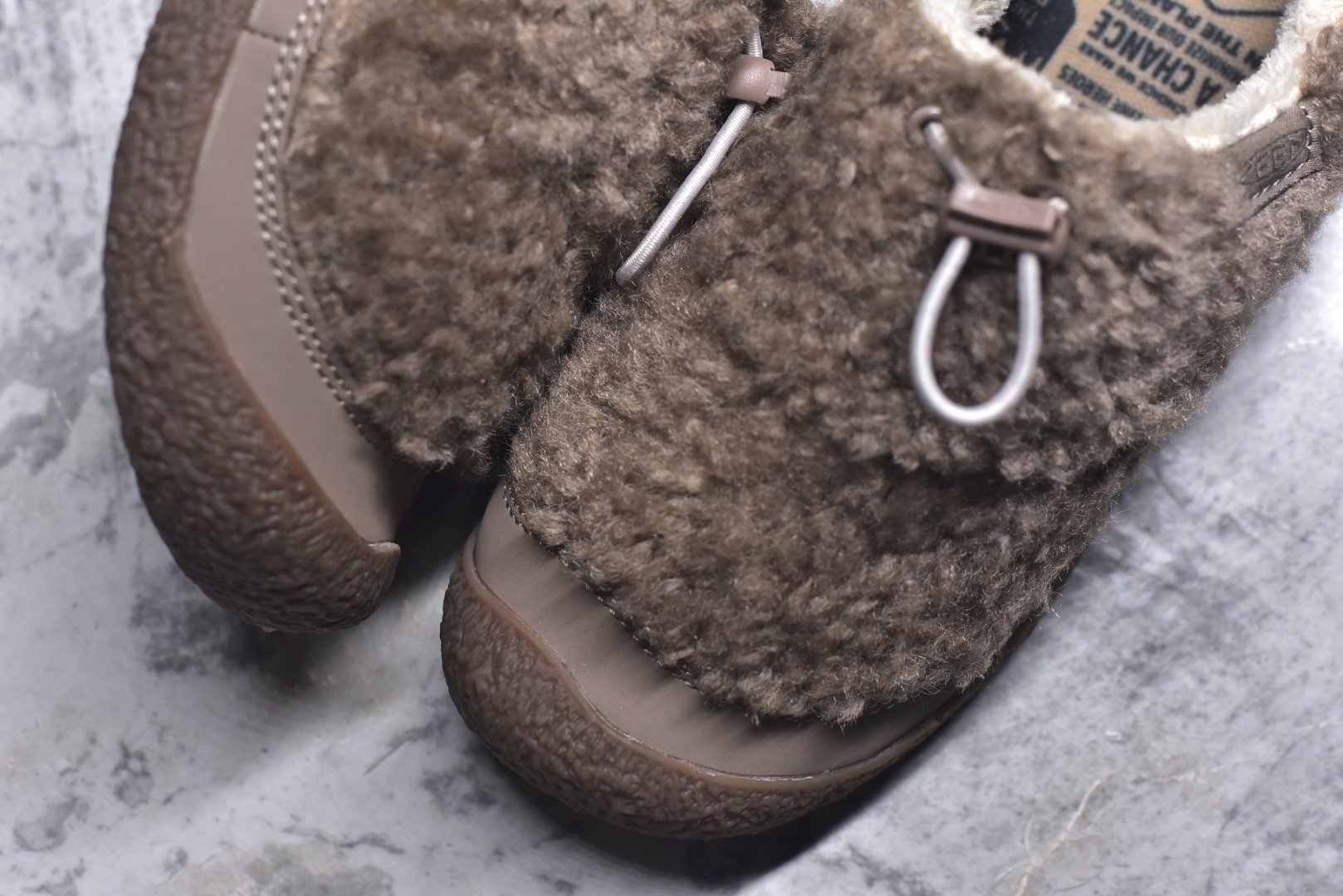 图片[8]-#科恩 KEEN Howser 3 SLIDE 冬季户外保暖鞋一脚蹬毛毛鞋小羊蹄 穿一次就会爱上的温暖脚感 高保温性能的羊毛衬里加上耐磨防滑的橡胶外底 打破居家靽和户外靽的界限 你可以穿着它从室内到室外 大底 尺码：35.5-40-选品中心