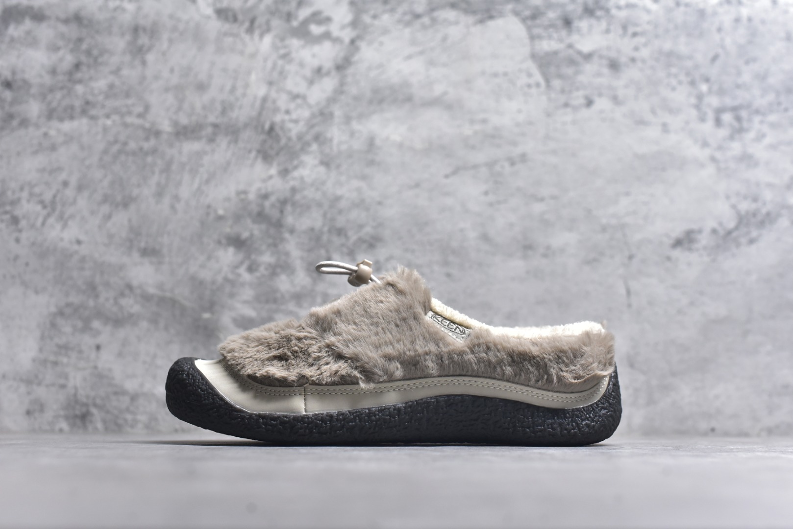 #科恩 KEEN Howser 3 SLIDE 冬季户外保暖鞋一脚蹬毛毛鞋小羊蹄 穿一次就会爱上的温暖脚感 高保温性能的羊毛衬里加上耐磨防滑的橡胶外底 打破居家靽和户外靽的界限 你可以穿着它从室内到室外 大底 尺码：35.5-40-选品中心