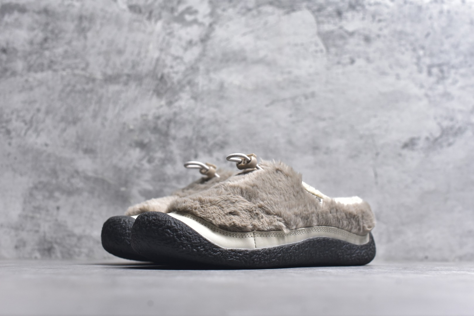 图片[2]-#科恩 KEEN Howser 3 SLIDE 冬季户外保暖鞋一脚蹬毛毛鞋小羊蹄 穿一次就会爱上的温暖脚感 高保温性能的羊毛衬里加上耐磨防滑的橡胶外底 打破居家靽和户外靽的界限 你可以穿着它从室内到室外 大底 尺码：35.5-40-选品中心