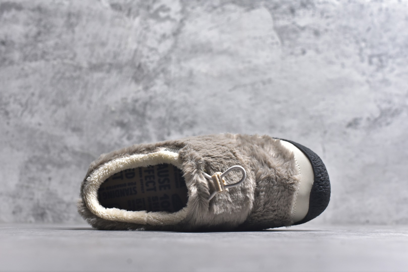 图片[4]-#科恩 KEEN Howser 3 SLIDE 冬季户外保暖鞋一脚蹬毛毛鞋小羊蹄 穿一次就会爱上的温暖脚感 高保温性能的羊毛衬里加上耐磨防滑的橡胶外底 打破居家靽和户外靽的界限 你可以穿着它从室内到室外 大底 尺码：35.5-40-选品中心