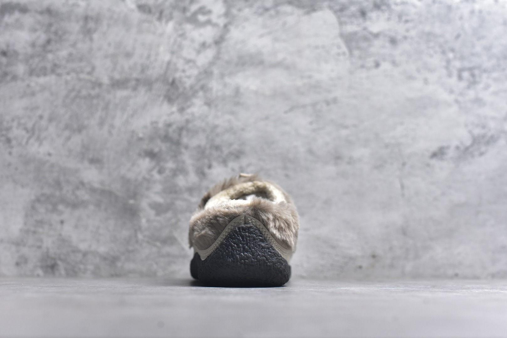 图片[5]-#科恩 KEEN Howser 3 SLIDE 冬季户外保暖鞋一脚蹬毛毛鞋小羊蹄 穿一次就会爱上的温暖脚感 高保温性能的羊毛衬里加上耐磨防滑的橡胶外底 打破居家靽和户外靽的界限 你可以穿着它从室内到室外 大底 尺码：35.5-40-选品中心