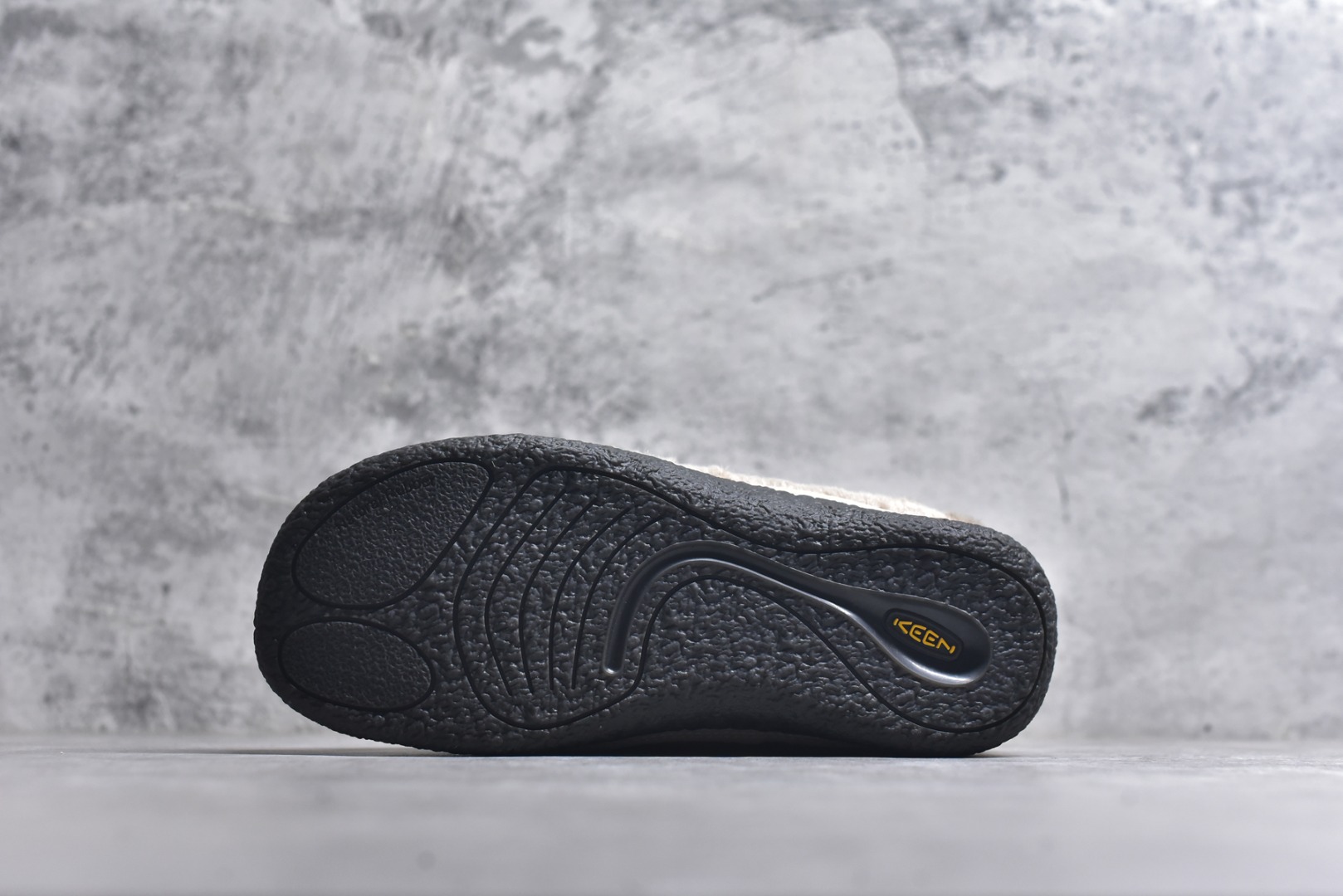 图片[6]-#科恩 KEEN Howser 3 SLIDE 冬季户外保暖鞋一脚蹬毛毛鞋小羊蹄 穿一次就会爱上的温暖脚感 高保温性能的羊毛衬里加上耐磨防滑的橡胶外底 打破居家靽和户外靽的界限 你可以穿着它从室内到室外 大底 尺码：35.5-40-选品中心