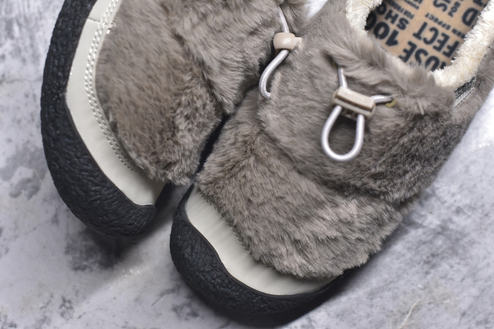 图片[8]-#科恩 KEEN Howser 3 SLIDE 冬季户外保暖鞋一脚蹬毛毛鞋小羊蹄 穿一次就会爱上的温暖脚感 高保温性能的羊毛衬里加上耐磨防滑的橡胶外底 打破居家靽和户外靽的界限 你可以穿着它从室内到室外 大底 尺码：35.5-40-选品中心