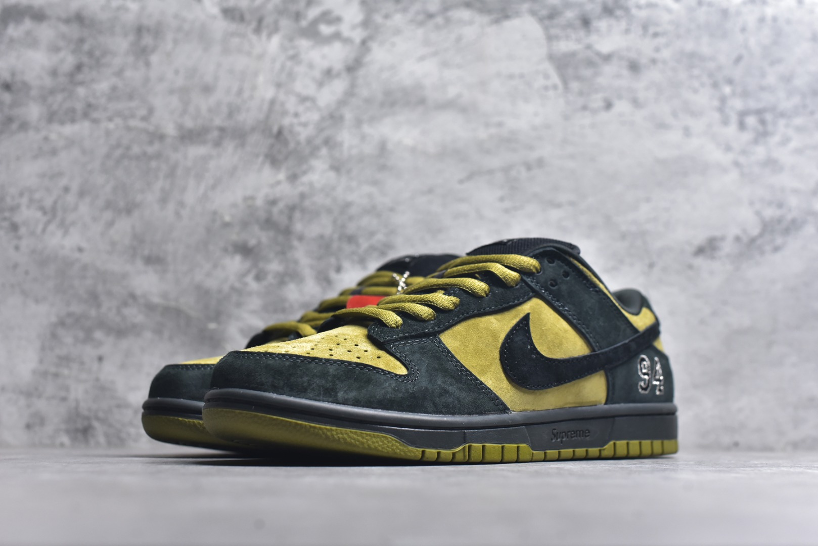 图片[2]-#Supreme x Nike Dunk SB Low Pro OG Sup x 耐克 SB 低帮 联名黄黑 鞋身整体以黄色作为主色调，搭配黑色框架覆盖层，使鞋款十分百搭，鞋舌绣标上以Nike Swoosh Logo呈现，鞋身两侧的Swoosh Logo采用黑色点缀，后跟饰片采辅以黑色麂皮妆点，鞋舌是网眼布材料，增强了透气性，整体十分百搭；后跟Nike字样以白色刺绣妆点，后跟雕刻Supreme创办年份94数字，而\”Nike SB x Supreme\”吊牌，更是为整体造型增添了一抹标志性的独特风采，中底以及鞋垫内侧带有Supreme字样，彰显联名身份；最后以黑色中底搭配黄色橡胶外底完善整体设计收尾。 货号：HQ8487-300 尺码：40～46 半-选品中心