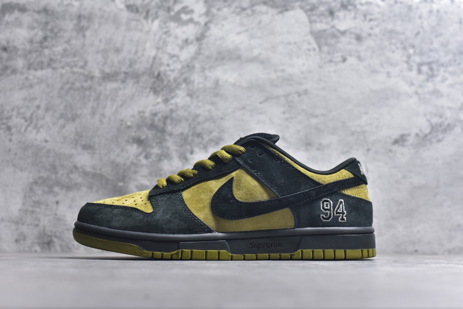 #Supreme x Nike Dunk SB Low Pro OG Sup x 耐克 SB 低帮 联名黄黑 鞋身整体以黄色作为主色调，搭配黑色框架覆盖层，使鞋款十分百搭，鞋舌绣标上以Nike Swoosh Logo呈现，鞋身两侧的Swoosh Logo采用黑色点缀，后跟饰片采辅以黑色麂皮妆点，鞋舌是网眼布材料，增强了透气性，整体十分百搭；后跟Nike字样以白色刺绣妆点，后跟雕刻Supreme创办年份94数字，而\