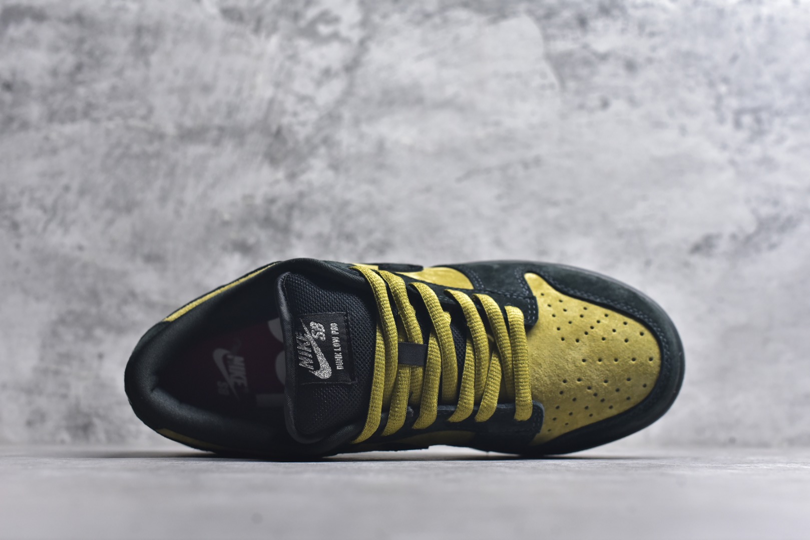 图片[4]-#Supreme x Nike Dunk SB Low Pro OG Sup x 耐克 SB 低帮 联名黄黑 鞋身整体以黄色作为主色调，搭配黑色框架覆盖层，使鞋款十分百搭，鞋舌绣标上以Nike Swoosh Logo呈现，鞋身两侧的Swoosh Logo采用黑色点缀，后跟饰片采辅以黑色麂皮妆点，鞋舌是网眼布材料，增强了透气性，整体十分百搭；后跟Nike字样以白色刺绣妆点，后跟雕刻Supreme创办年份94数字，而\”Nike SB x Supreme\”吊牌，更是为整体造型增添了一抹标志性的独特风采，中底以及鞋垫内侧带有Supreme字样，彰显联名身份；最后以黑色中底搭配黄色橡胶外底完善整体设计收尾。 货号：HQ8487-300 尺码：40～46 半-选品中心