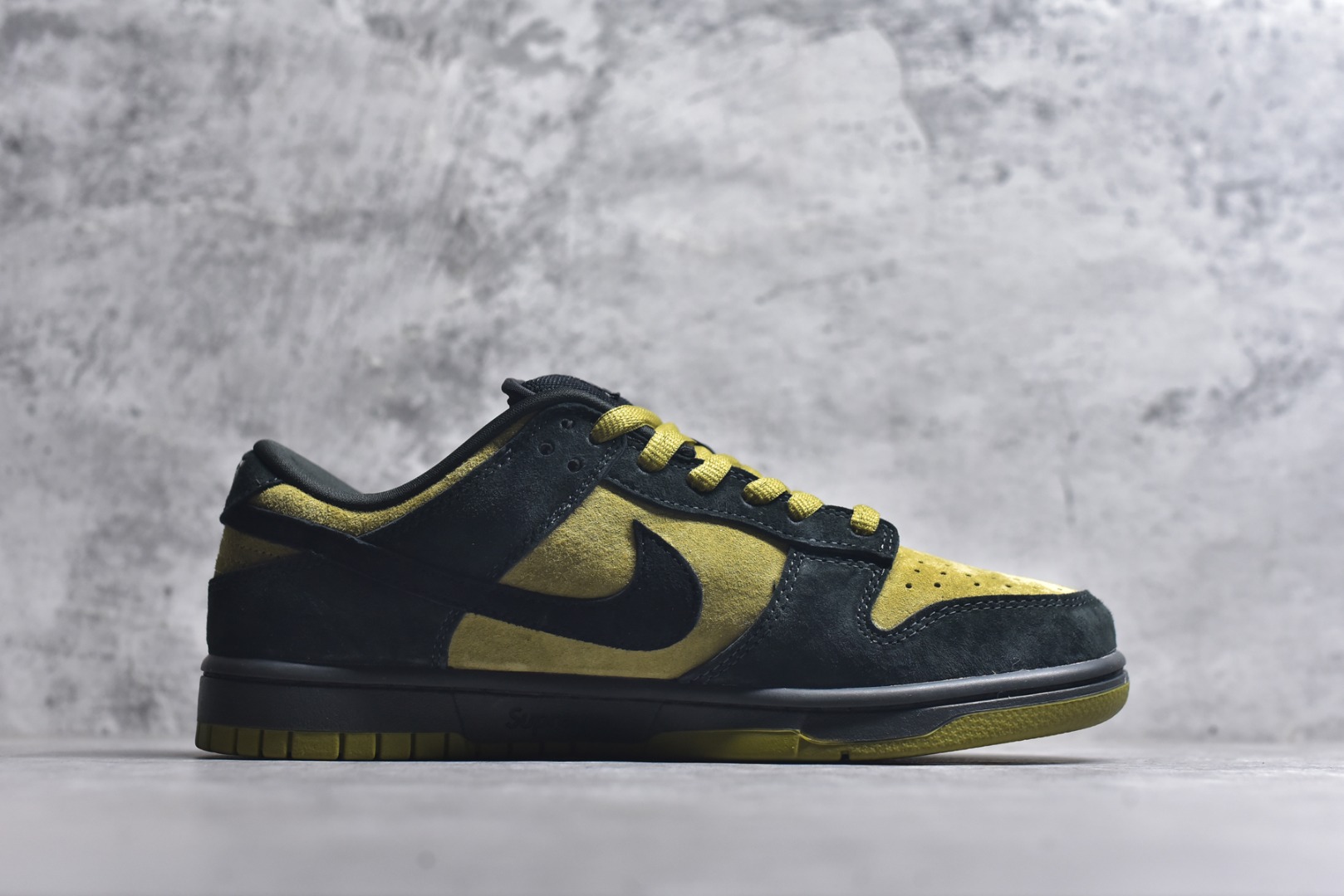 图片[3]-#Supreme x Nike Dunk SB Low Pro OG Sup x 耐克 SB 低帮 联名黄黑 鞋身整体以黄色作为主色调，搭配黑色框架覆盖层，使鞋款十分百搭，鞋舌绣标上以Nike Swoosh Logo呈现，鞋身两侧的Swoosh Logo采用黑色点缀，后跟饰片采辅以黑色麂皮妆点，鞋舌是网眼布材料，增强了透气性，整体十分百搭；后跟Nike字样以白色刺绣妆点，后跟雕刻Supreme创办年份94数字，而\”Nike SB x Supreme\”吊牌，更是为整体造型增添了一抹标志性的独特风采，中底以及鞋垫内侧带有Supreme字样，彰显联名身份；最后以黑色中底搭配黄色橡胶外底完善整体设计收尾。 货号：HQ8487-300 尺码：40～46 半-选品中心