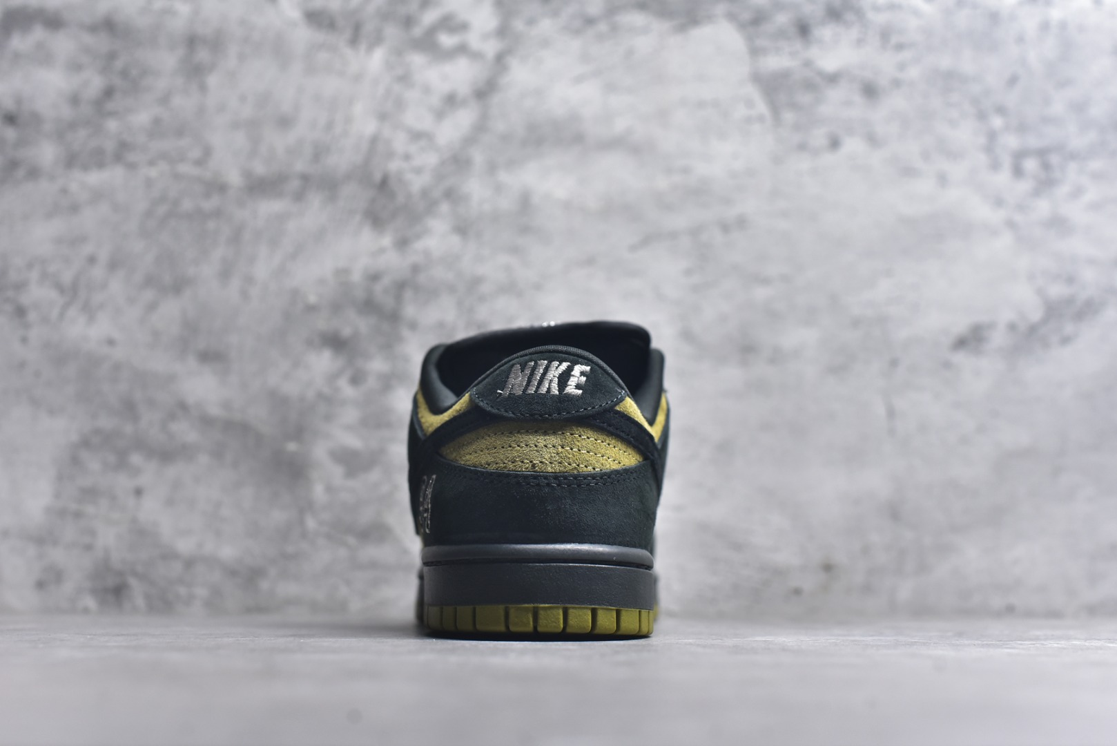 图片[5]-#Supreme x Nike Dunk SB Low Pro OG Sup x 耐克 SB 低帮 联名黄黑 鞋身整体以黄色作为主色调，搭配黑色框架覆盖层，使鞋款十分百搭，鞋舌绣标上以Nike Swoosh Logo呈现，鞋身两侧的Swoosh Logo采用黑色点缀，后跟饰片采辅以黑色麂皮妆点，鞋舌是网眼布材料，增强了透气性，整体十分百搭；后跟Nike字样以白色刺绣妆点，后跟雕刻Supreme创办年份94数字，而\”Nike SB x Supreme\”吊牌，更是为整体造型增添了一抹标志性的独特风采，中底以及鞋垫内侧带有Supreme字样，彰显联名身份；最后以黑色中底搭配黄色橡胶外底完善整体设计收尾。 货号：HQ8487-300 尺码：40～46 半-选品中心