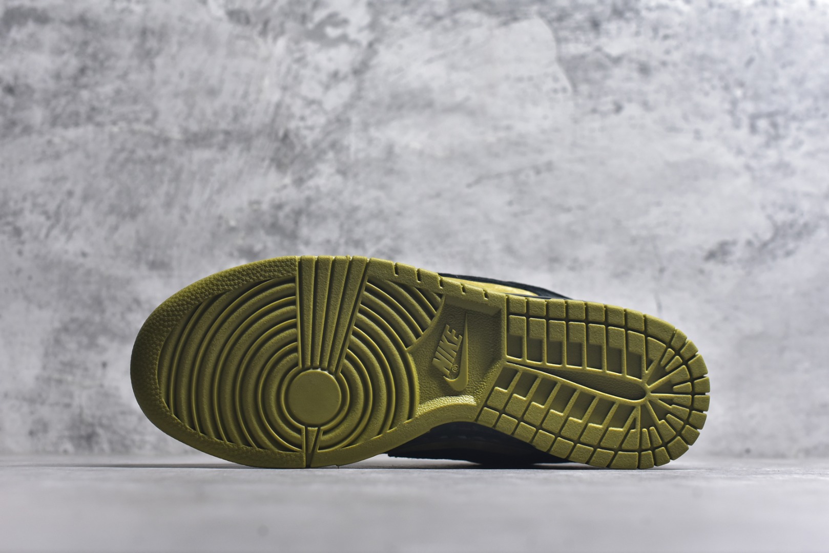 图片[6]-#Supreme x Nike Dunk SB Low Pro OG Sup x 耐克 SB 低帮 联名黄黑 鞋身整体以黄色作为主色调，搭配黑色框架覆盖层，使鞋款十分百搭，鞋舌绣标上以Nike Swoosh Logo呈现，鞋身两侧的Swoosh Logo采用黑色点缀，后跟饰片采辅以黑色麂皮妆点，鞋舌是网眼布材料，增强了透气性，整体十分百搭；后跟Nike字样以白色刺绣妆点，后跟雕刻Supreme创办年份94数字，而\”Nike SB x Supreme\”吊牌，更是为整体造型增添了一抹标志性的独特风采，中底以及鞋垫内侧带有Supreme字样，彰显联名身份；最后以黑色中底搭配黄色橡胶外底完善整体设计收尾。 货号：HQ8487-300 尺码：40～46 半-选品中心