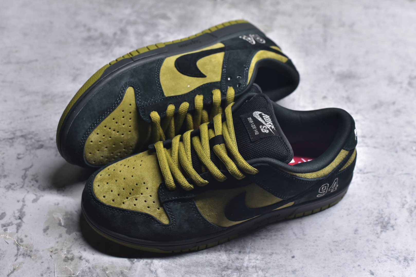 图片[7]-#Supreme x Nike Dunk SB Low Pro OG Sup x 耐克 SB 低帮 联名黄黑 鞋身整体以黄色作为主色调，搭配黑色框架覆盖层，使鞋款十分百搭，鞋舌绣标上以Nike Swoosh Logo呈现，鞋身两侧的Swoosh Logo采用黑色点缀，后跟饰片采辅以黑色麂皮妆点，鞋舌是网眼布材料，增强了透气性，整体十分百搭；后跟Nike字样以白色刺绣妆点，后跟雕刻Supreme创办年份94数字，而\”Nike SB x Supreme\”吊牌，更是为整体造型增添了一抹标志性的独特风采，中底以及鞋垫内侧带有Supreme字样，彰显联名身份；最后以黑色中底搭配黄色橡胶外底完善整体设计收尾。 货号：HQ8487-300 尺码：40～46 半-选品中心