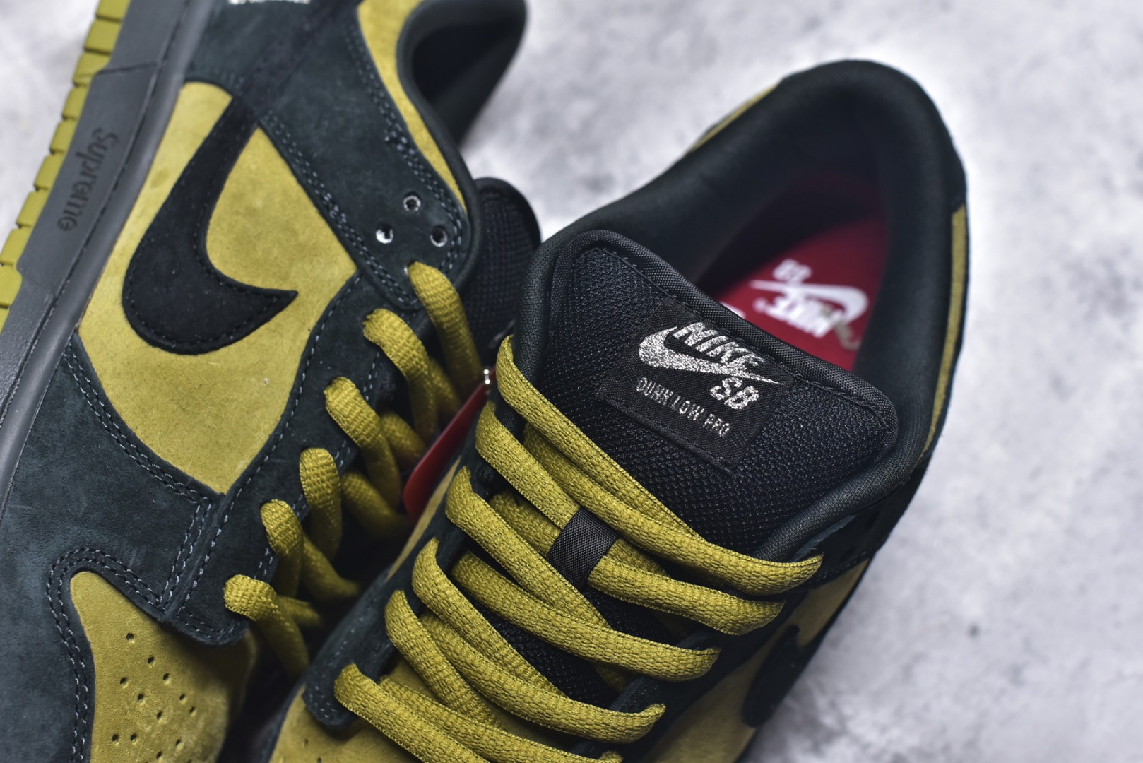 图片[9]-#Supreme x Nike Dunk SB Low Pro OG Sup x 耐克 SB 低帮 联名黄黑 鞋身整体以黄色作为主色调，搭配黑色框架覆盖层，使鞋款十分百搭，鞋舌绣标上以Nike Swoosh Logo呈现，鞋身两侧的Swoosh Logo采用黑色点缀，后跟饰片采辅以黑色麂皮妆点，鞋舌是网眼布材料，增强了透气性，整体十分百搭；后跟Nike字样以白色刺绣妆点，后跟雕刻Supreme创办年份94数字，而\”Nike SB x Supreme\”吊牌，更是为整体造型增添了一抹标志性的独特风采，中底以及鞋垫内侧带有Supreme字样，彰显联名身份；最后以黑色中底搭配黄色橡胶外底完善整体设计收尾。 货号：HQ8487-300 尺码：40～46 半-选品中心