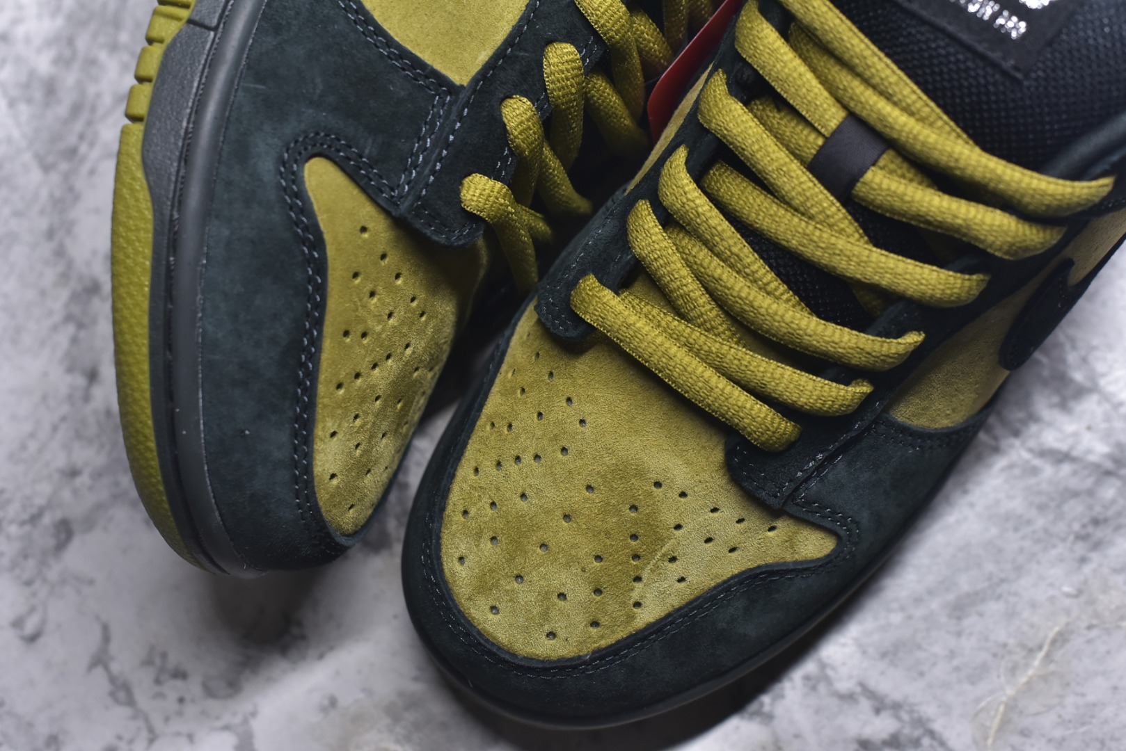 图片[8]-#Supreme x Nike Dunk SB Low Pro OG Sup x 耐克 SB 低帮 联名黄黑 鞋身整体以黄色作为主色调，搭配黑色框架覆盖层，使鞋款十分百搭，鞋舌绣标上以Nike Swoosh Logo呈现，鞋身两侧的Swoosh Logo采用黑色点缀，后跟饰片采辅以黑色麂皮妆点，鞋舌是网眼布材料，增强了透气性，整体十分百搭；后跟Nike字样以白色刺绣妆点，后跟雕刻Supreme创办年份94数字，而\”Nike SB x Supreme\”吊牌，更是为整体造型增添了一抹标志性的独特风采，中底以及鞋垫内侧带有Supreme字样，彰显联名身份；最后以黑色中底搭配黄色橡胶外底完善整体设计收尾。 货号：HQ8487-300 尺码：40～46 半-选品中心