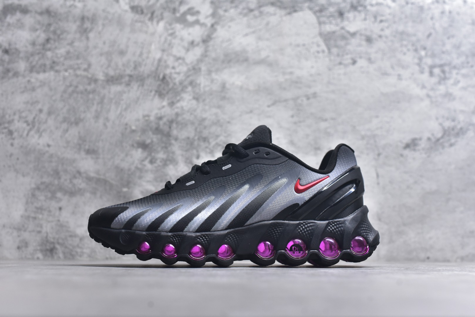 #Nike Air Max Dn8 舒适减震防滑耐磨低帮跑步鞋 男女同款 Nike 旗下 Air Max 家族正式迎来最新成员 Air Max DN8，此鞋款旨在透过 Dynamic Air 技术提升全天穿着体验，当中首次采用了全掌 Dynamic Air 系统，内置两组 Air 气垫，并透过八条互相连通的气管形成持续的气压循环，让每一步都更具弹性与灵活度。 货号：IH4119-004 尺码：36 37.5 38 39 40 41 42 43 44 45-选品中心