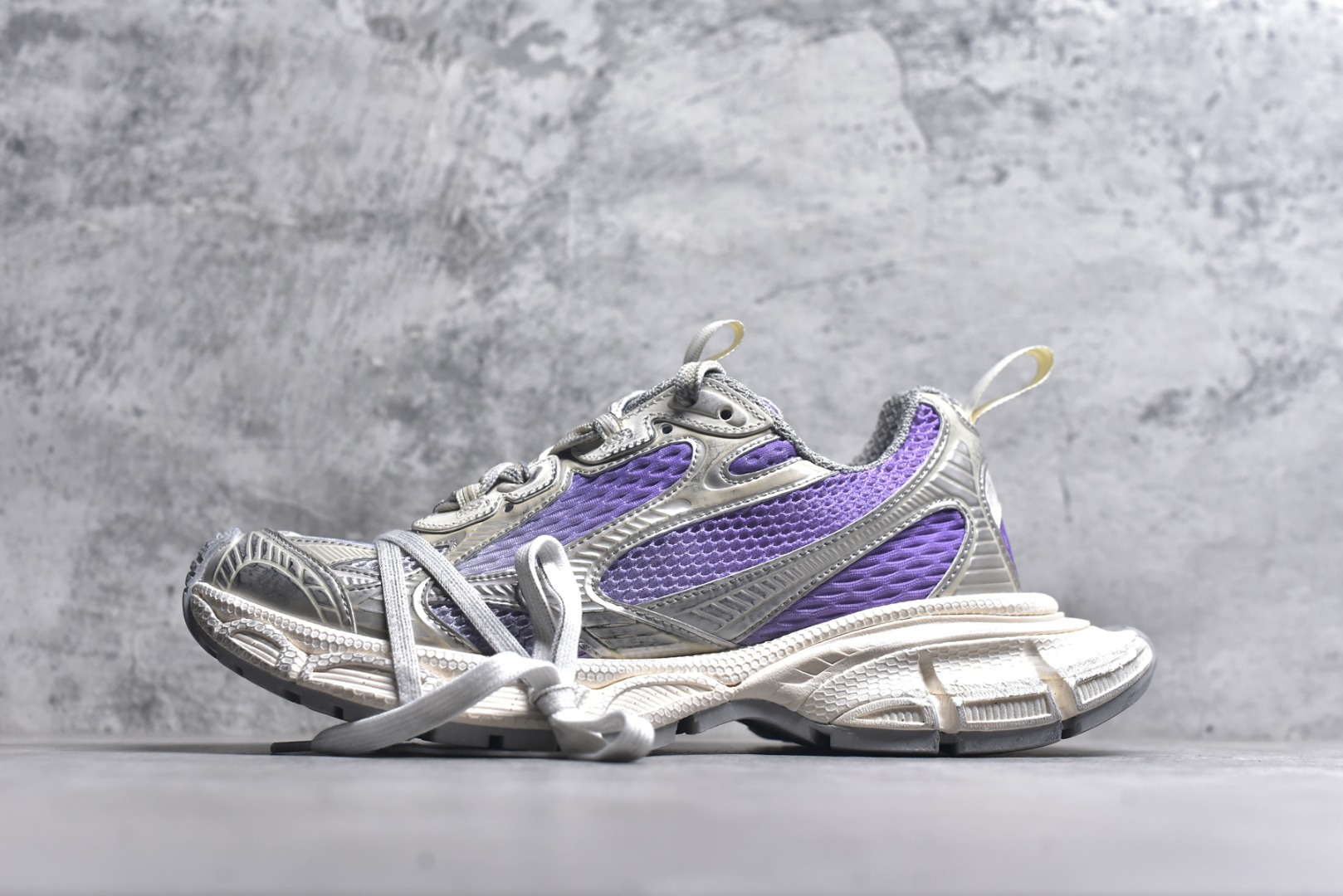 #BALENCIAGA 3XL Sneakers 3+系列巴黎世家 低帮复古阔型底姥爹风潮流百搭休闲慢跑鞋“网织浅灰银金属VG版#男女鞋配件防尘袋及附送鞋带#全部采用原档案原楦数据开发#1：1比例克重(原鞋一致轻度做旧效果!!)#原装EVA环保去臭环型鞋垫#全新开发5层私模,搭载轻量发泡EVA缓震中底,组合防滑橡胶大底❗法国高端奢侈品牌 货号：734734 W3XGM 5590 尺码：35 36 37 38 39 40 41 42 43 44 45 46-选品中心