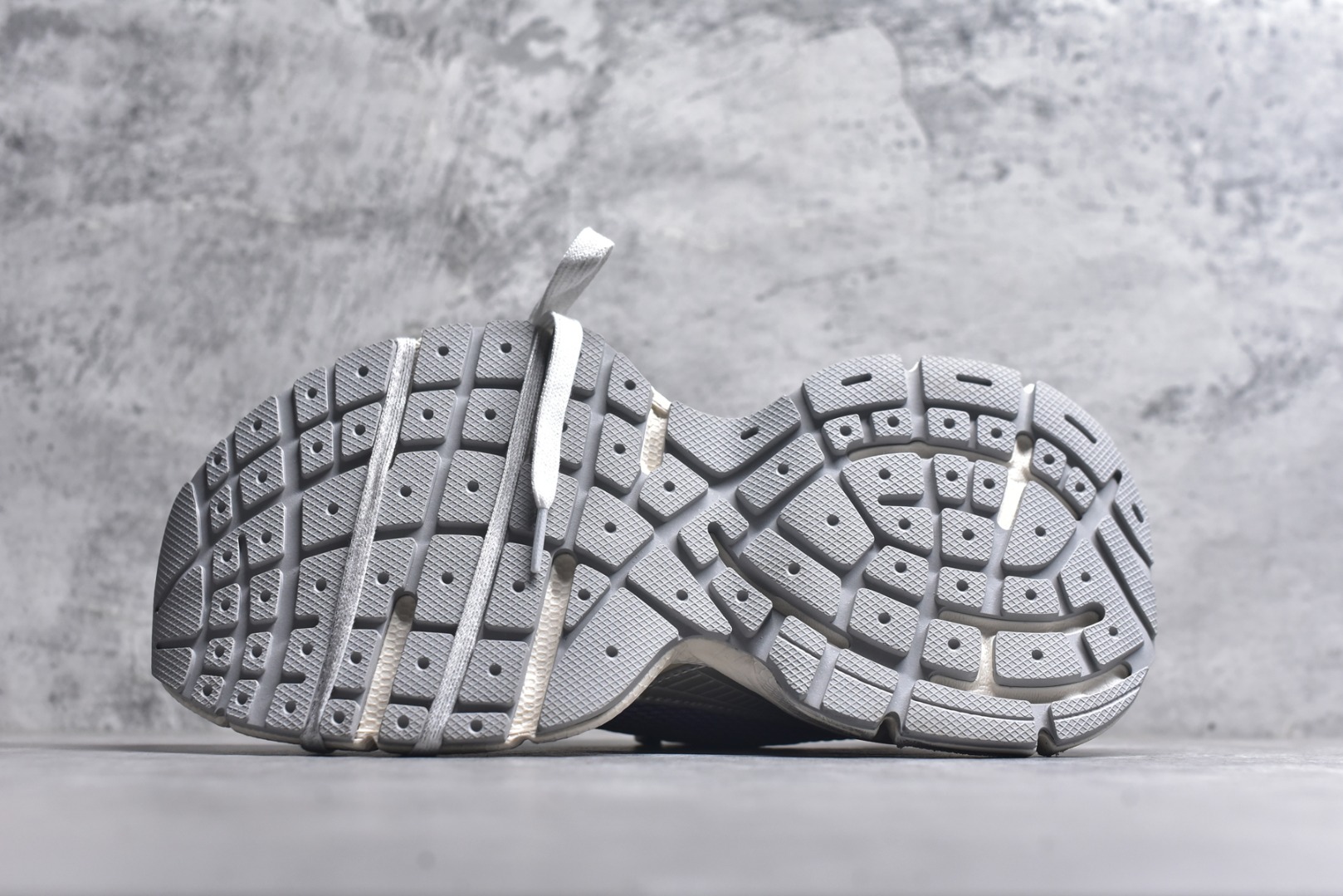 图片[6]-#BALENCIAGA 3XL Sneakers 3+系列巴黎世家 低帮复古阔型底姥爹风潮流百搭休闲慢跑鞋“网织浅灰银金属VG版#男女鞋配件防尘袋及附送鞋带#全部采用原档案原楦数据开发#1：1比例克重(原鞋一致轻度做旧效果!!)#原装EVA环保去臭环型鞋垫#全新开发5层私模,搭载轻量发泡EVA缓震中底,组合防滑橡胶大底❗法国高端奢侈品牌 货号：734734 W3XGM 5590 尺码：35 36 37 38 39 40 41 42 43 44 45 46-选品中心