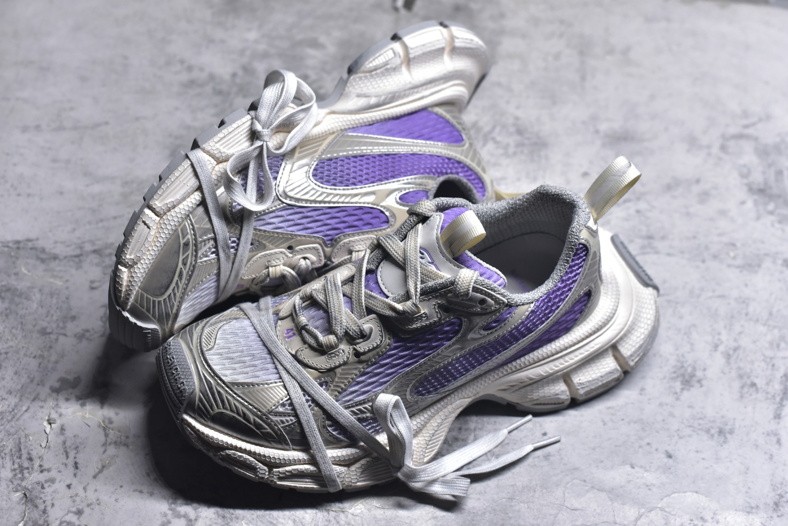 图片[7]-#BALENCIAGA 3XL Sneakers 3+系列巴黎世家 低帮复古阔型底姥爹风潮流百搭休闲慢跑鞋“网织浅灰银金属VG版#男女鞋配件防尘袋及附送鞋带#全部采用原档案原楦数据开发#1：1比例克重(原鞋一致轻度做旧效果!!)#原装EVA环保去臭环型鞋垫#全新开发5层私模,搭载轻量发泡EVA缓震中底,组合防滑橡胶大底❗法国高端奢侈品牌 货号：734734 W3XGM 5590 尺码：35 36 37 38 39 40 41 42 43 44 45 46-选品中心