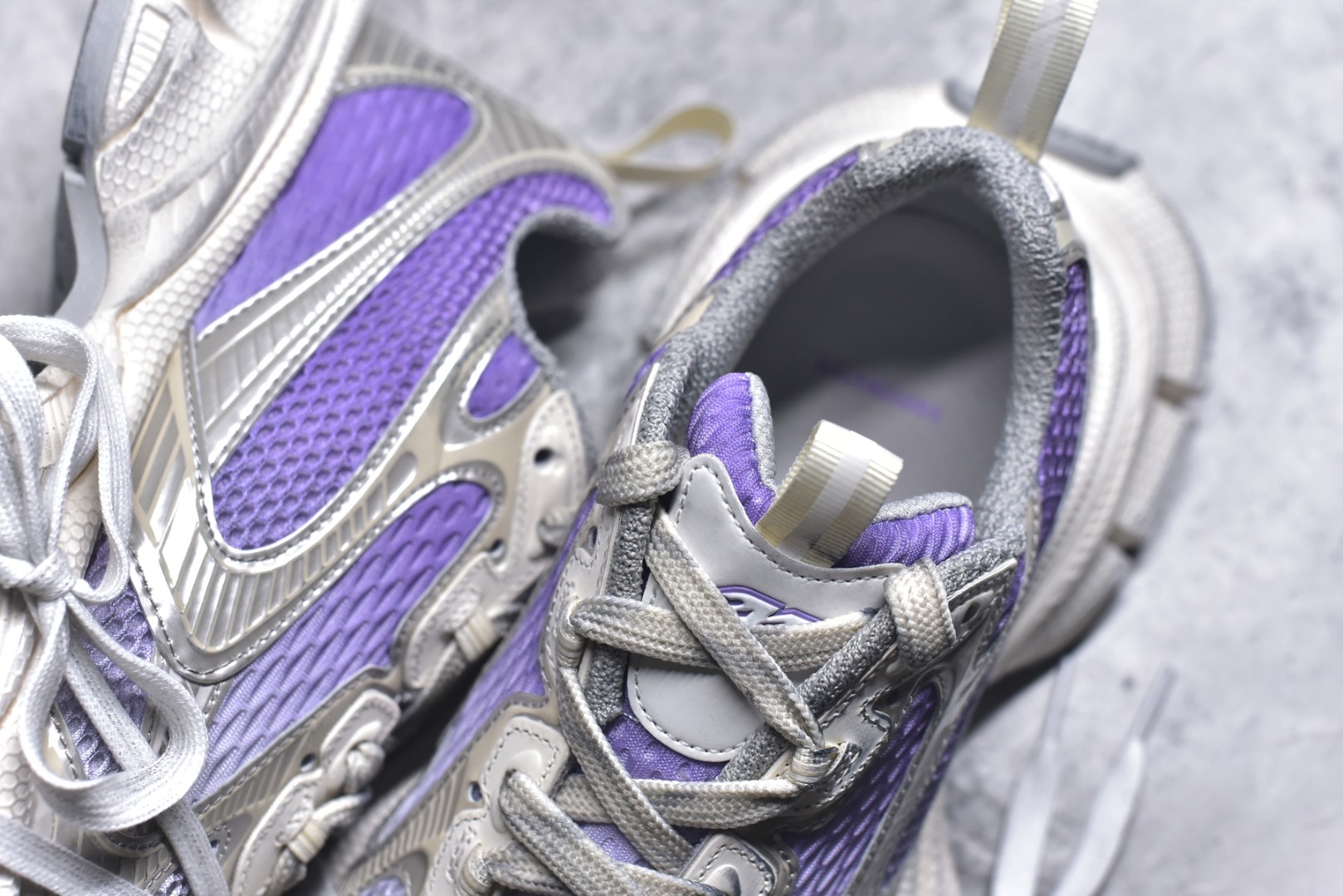 图片[9]-#BALENCIAGA 3XL Sneakers 3+系列巴黎世家 低帮复古阔型底姥爹风潮流百搭休闲慢跑鞋“网织浅灰银金属VG版#男女鞋配件防尘袋及附送鞋带#全部采用原档案原楦数据开发#1：1比例克重(原鞋一致轻度做旧效果!!)#原装EVA环保去臭环型鞋垫#全新开发5层私模,搭载轻量发泡EVA缓震中底,组合防滑橡胶大底❗法国高端奢侈品牌 货号：734734 W3XGM 5590 尺码：35 36 37 38 39 40 41 42 43 44 45 46-选品中心