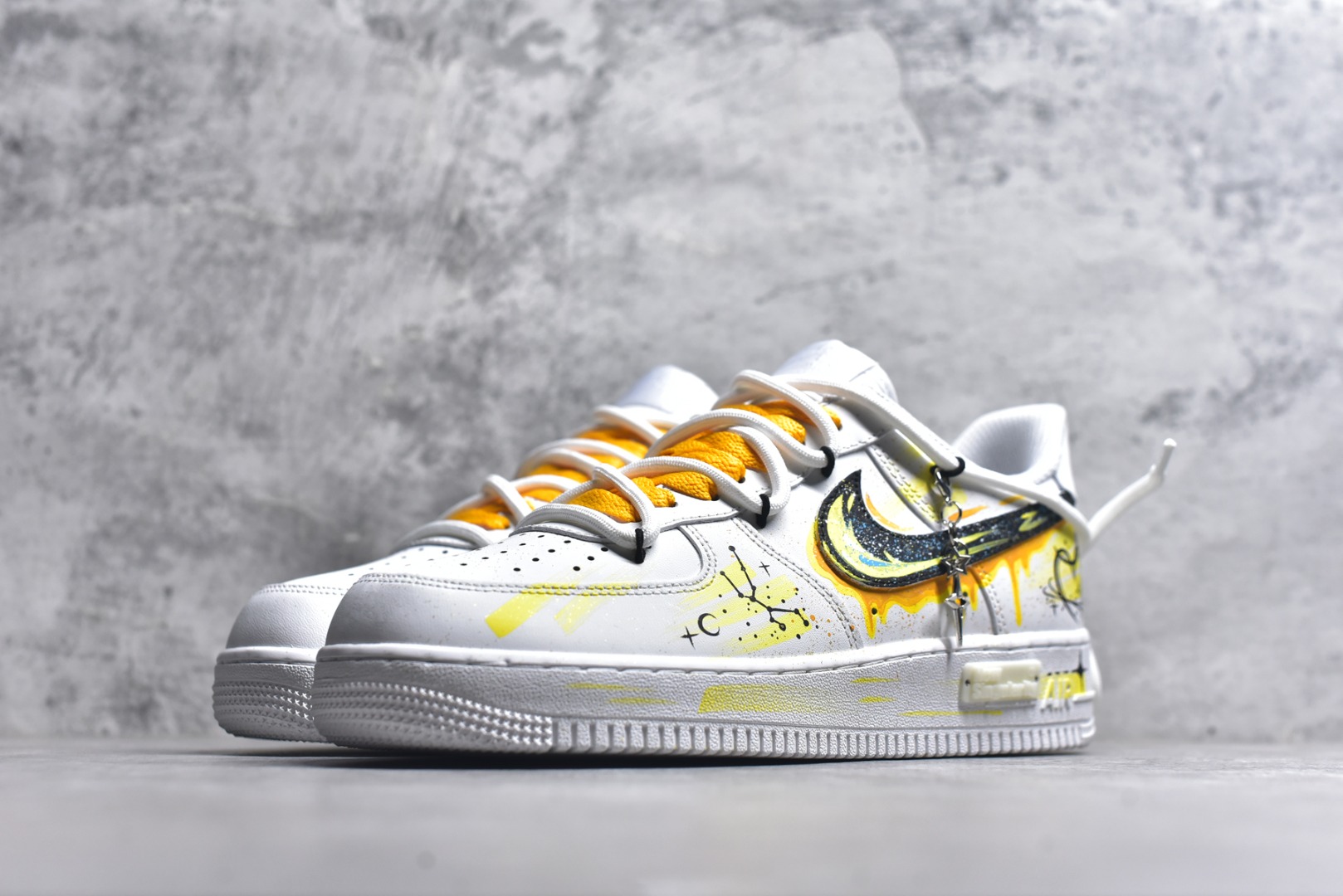 图片[2]-#Nike Air Force 1\’07 Low \”Taurus\” 手绘涂鸦 十二星座系列 金牛座 空军一号低帮休闲板鞋 星座420-520 #黄黑涂鸦泼洒出艺术张力，金牛座星座符号与星空元素巧妙融入，每一处笔触都似星芒闪烁，将金牛座的沉稳与星空的浩瀚揉成潮流语言。个性手绘赋予其独一无二的灵魂，无论是日常出街还是情侣搭配，都能成为吸睛焦点，让你在潮流浪潮中，踩着“金牛星芒”的艺术节拍，走出专属的风格步调 尺码：36 36.5 37.5 38 38.5 39 40 40.5 41 42 42.5 43 44 44.5 45 9.D4-选品中心