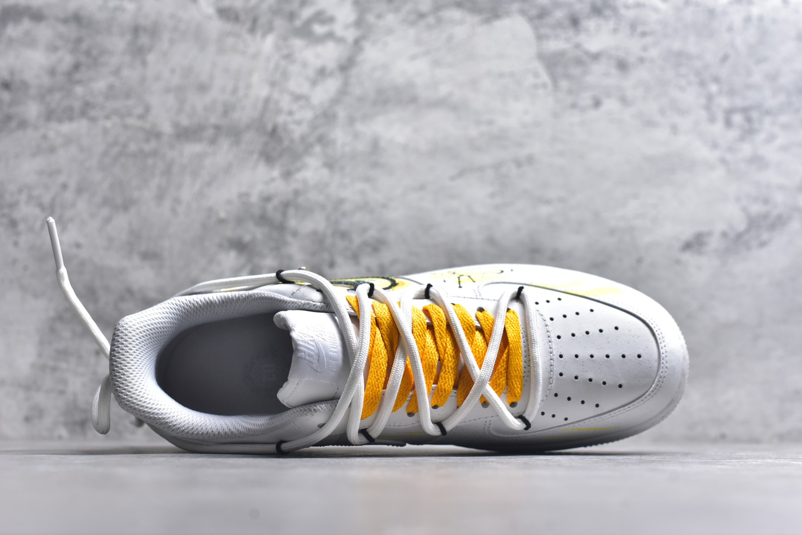 图片[4]-#Nike Air Force 1\’07 Low \”Taurus\” 手绘涂鸦 十二星座系列 金牛座 空军一号低帮休闲板鞋 星座420-520 #黄黑涂鸦泼洒出艺术张力，金牛座星座符号与星空元素巧妙融入，每一处笔触都似星芒闪烁，将金牛座的沉稳与星空的浩瀚揉成潮流语言。个性手绘赋予其独一无二的灵魂，无论是日常出街还是情侣搭配，都能成为吸睛焦点，让你在潮流浪潮中，踩着“金牛星芒”的艺术节拍，走出专属的风格步调 尺码：36 36.5 37.5 38 38.5 39 40 40.5 41 42 42.5 43 44 44.5 45 9.D4-选品中心