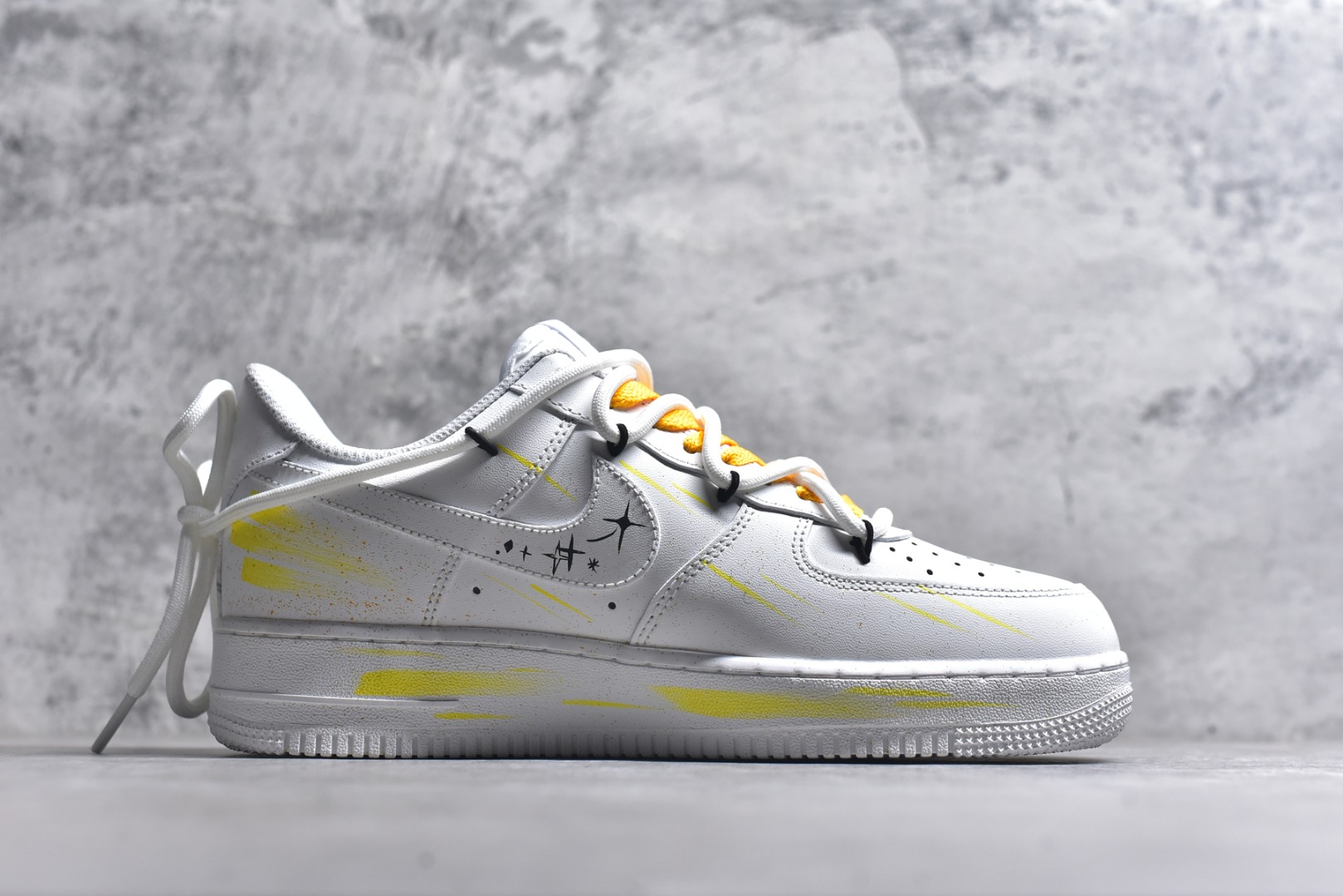 图片[3]-#Nike Air Force 1\’07 Low \”Taurus\” 手绘涂鸦 十二星座系列 金牛座 空军一号低帮休闲板鞋 星座420-520 #黄黑涂鸦泼洒出艺术张力，金牛座星座符号与星空元素巧妙融入，每一处笔触都似星芒闪烁，将金牛座的沉稳与星空的浩瀚揉成潮流语言。个性手绘赋予其独一无二的灵魂，无论是日常出街还是情侣搭配，都能成为吸睛焦点，让你在潮流浪潮中，踩着“金牛星芒”的艺术节拍，走出专属的风格步调 尺码：36 36.5 37.5 38 38.5 39 40 40.5 41 42 42.5 43 44 44.5 45 9.D4-选品中心