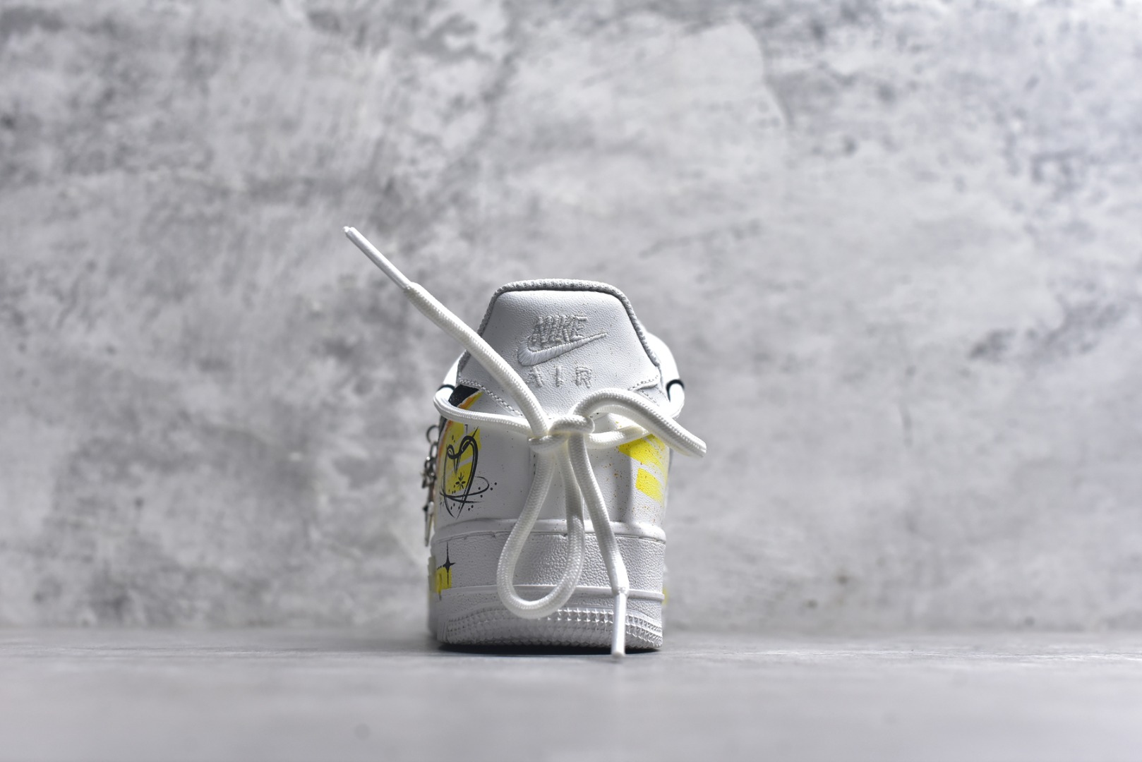 图片[5]-#Nike Air Force 1\’07 Low \”Taurus\” 手绘涂鸦 十二星座系列 金牛座 空军一号低帮休闲板鞋 星座420-520 #黄黑涂鸦泼洒出艺术张力，金牛座星座符号与星空元素巧妙融入，每一处笔触都似星芒闪烁，将金牛座的沉稳与星空的浩瀚揉成潮流语言。个性手绘赋予其独一无二的灵魂，无论是日常出街还是情侣搭配，都能成为吸睛焦点，让你在潮流浪潮中，踩着“金牛星芒”的艺术节拍，走出专属的风格步调 尺码：36 36.5 37.5 38 38.5 39 40 40.5 41 42 42.5 43 44 44.5 45 9.D4-选品中心