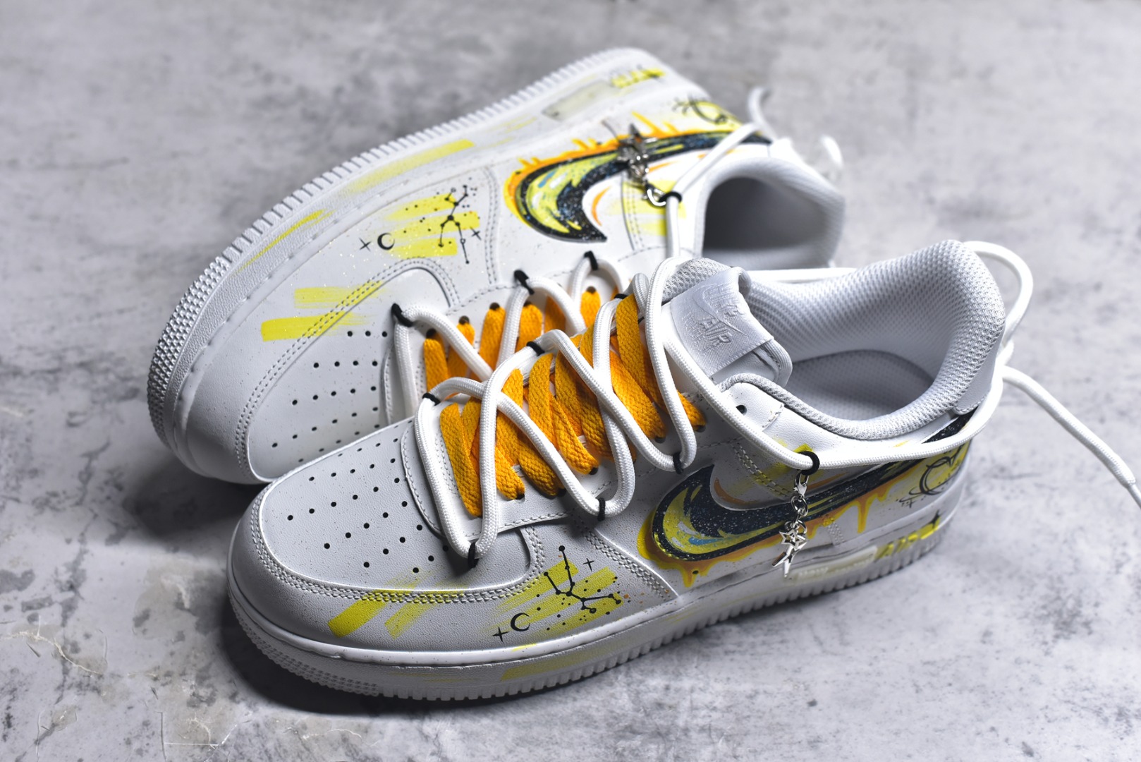 图片[7]-#Nike Air Force 1\’07 Low \”Taurus\” 手绘涂鸦 十二星座系列 金牛座 空军一号低帮休闲板鞋 星座420-520 #黄黑涂鸦泼洒出艺术张力，金牛座星座符号与星空元素巧妙融入，每一处笔触都似星芒闪烁，将金牛座的沉稳与星空的浩瀚揉成潮流语言。个性手绘赋予其独一无二的灵魂，无论是日常出街还是情侣搭配，都能成为吸睛焦点，让你在潮流浪潮中，踩着“金牛星芒”的艺术节拍，走出专属的风格步调 尺码：36 36.5 37.5 38 38.5 39 40 40.5 41 42 42.5 43 44 44.5 45 9.D4-选品中心