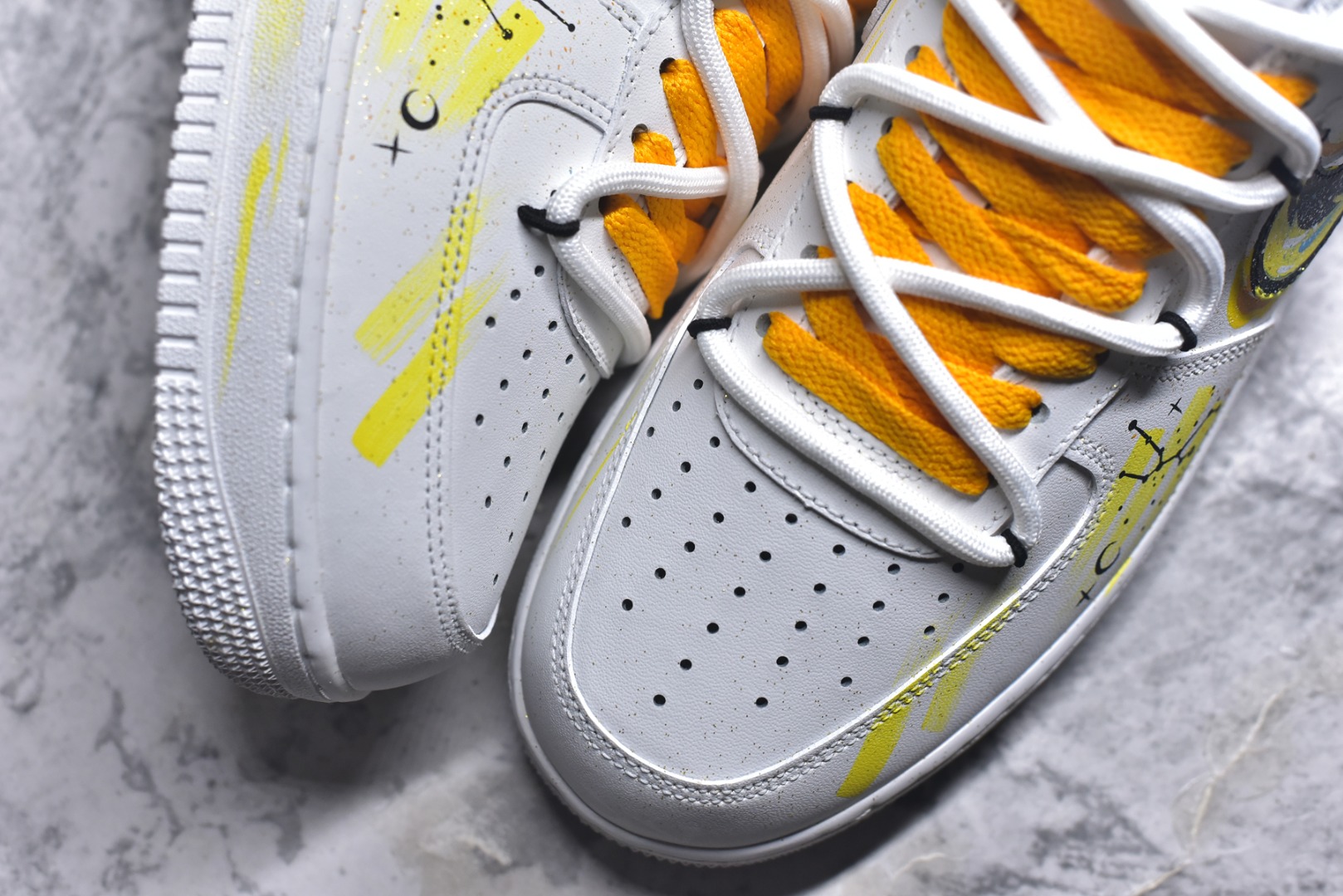 图片[8]-#Nike Air Force 1\’07 Low \”Taurus\” 手绘涂鸦 十二星座系列 金牛座 空军一号低帮休闲板鞋 星座420-520 #黄黑涂鸦泼洒出艺术张力，金牛座星座符号与星空元素巧妙融入，每一处笔触都似星芒闪烁，将金牛座的沉稳与星空的浩瀚揉成潮流语言。个性手绘赋予其独一无二的灵魂，无论是日常出街还是情侣搭配，都能成为吸睛焦点，让你在潮流浪潮中，踩着“金牛星芒”的艺术节拍，走出专属的风格步调 尺码：36 36.5 37.5 38 38.5 39 40 40.5 41 42 42.5 43 44 44.5 45 9.D4-选品中心