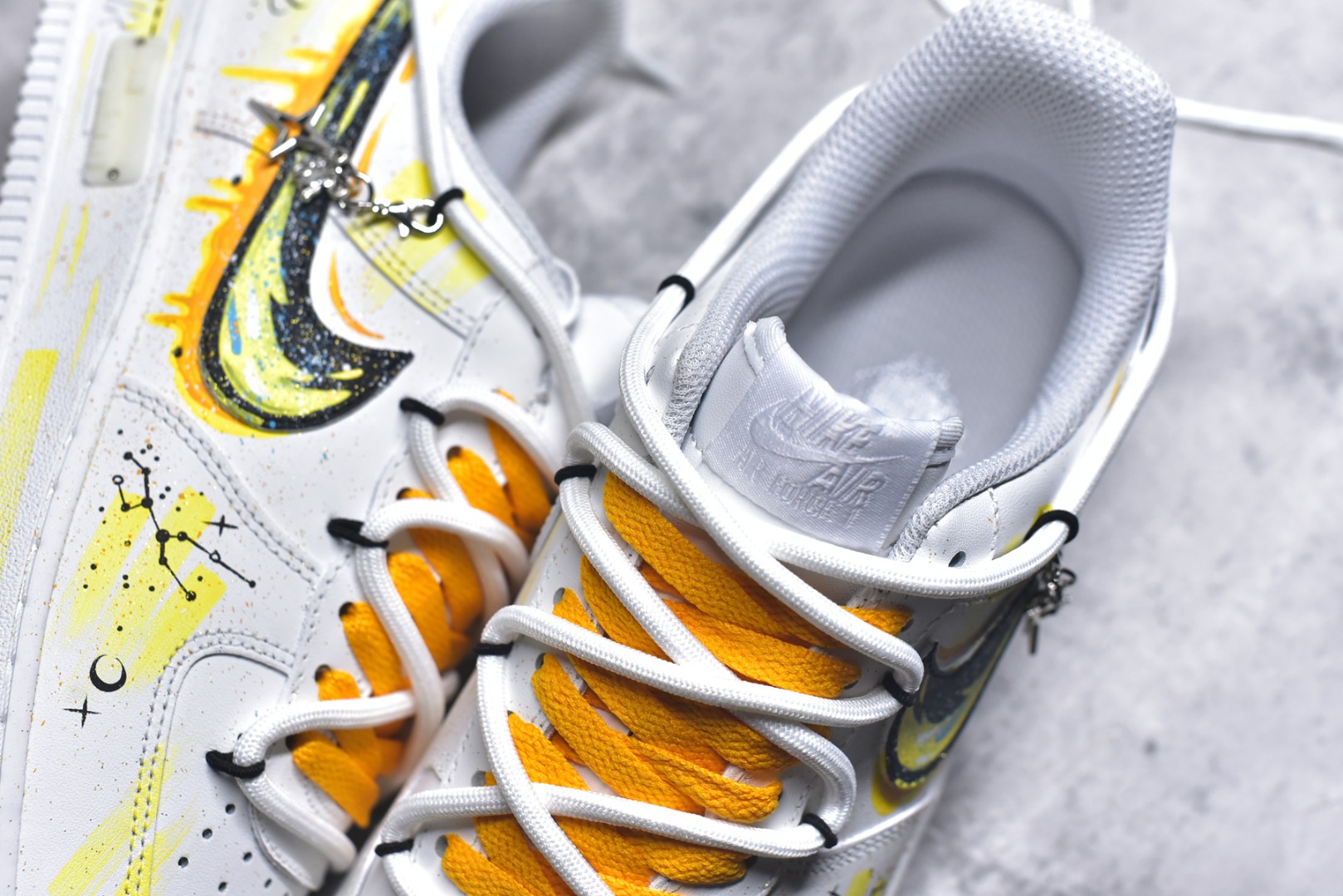 图片[9]-#Nike Air Force 1\’07 Low \”Taurus\” 手绘涂鸦 十二星座系列 金牛座 空军一号低帮休闲板鞋 星座420-520 #黄黑涂鸦泼洒出艺术张力，金牛座星座符号与星空元素巧妙融入，每一处笔触都似星芒闪烁，将金牛座的沉稳与星空的浩瀚揉成潮流语言。个性手绘赋予其独一无二的灵魂，无论是日常出街还是情侣搭配，都能成为吸睛焦点，让你在潮流浪潮中，踩着“金牛星芒”的艺术节拍，走出专属的风格步调 尺码：36 36.5 37.5 38 38.5 39 40 40.5 41 42 42.5 43 44 44.5 45 9.D4-选品中心