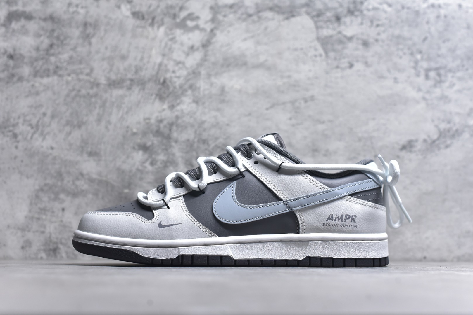 #Nike Dunk Low Retro 绑带联名款 耐克 低帮休闲运动板鞋原装头层材料 用料绝不含糊 独家版型蒸餾加工帶來的是更好的视觉和脚感体验 清洁度 电绣工艺 皮料切割干净无任何毛边 细节完美 货号：GB0528 110 尺码：40-46（半）-选品中心