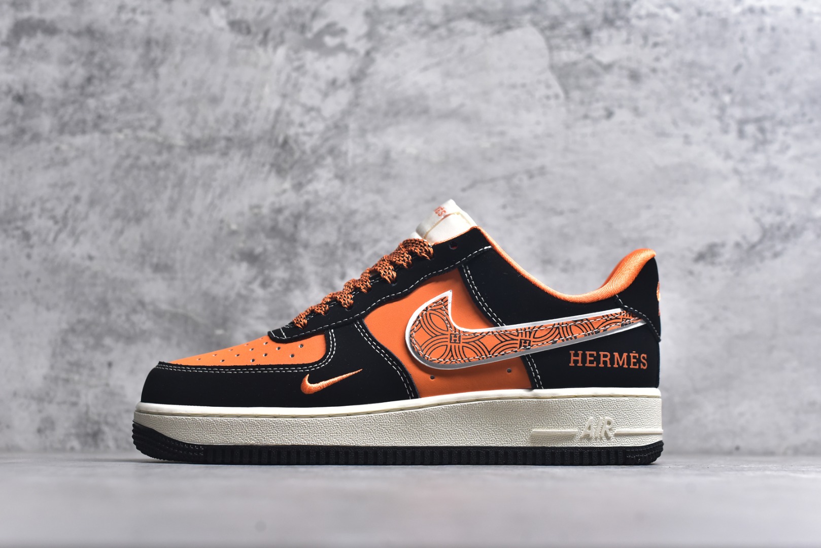 #海外限量发售！公司级NIke Air Force 1 \'07 Low “HERMES联名——黑橘”空军一号 低帮 运动鞋 休闲鞋 折边针车 工艺难度大 原楦头原纸板 原装鞋盒 定制五金配件 内置全掌气垫 原厂鞋底 货号：XL1979-112 尺码：36 36.5 37.5 38 38.5 39 40 40.5 41 42 42.5 43 44 44.5 45-选品中心