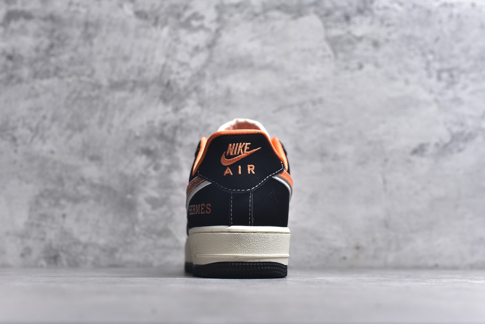 图片[5]-#海外限量发售！公司级NIke Air Force 1 \’07 Low “HERMES联名——黑橘”空军一号 低帮 运动鞋 休闲鞋 折边针车 工艺难度大 原楦头原纸板 原装鞋盒 定制五金配件 内置全掌气垫 原厂鞋底 货号：XL1979-112 尺码：36 36.5 37.5 38 38.5 39 40 40.5 41 42 42.5 43 44 44.5 45-选品中心