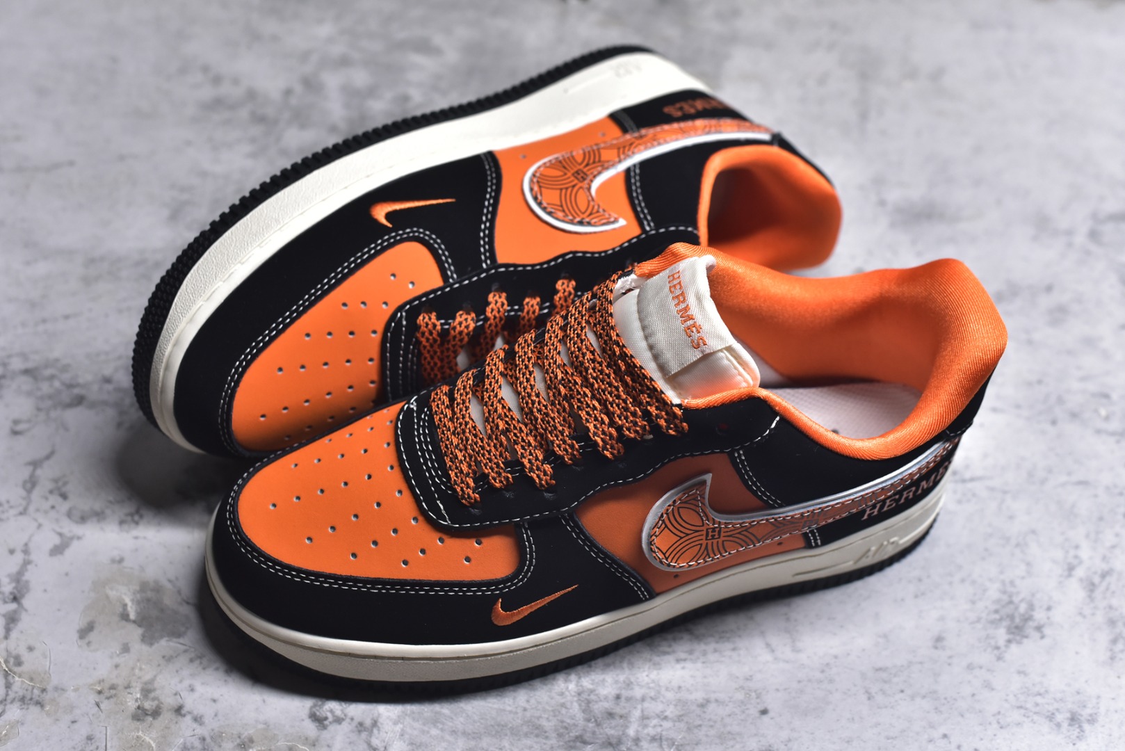 图片[7]-#海外限量发售！公司级NIke Air Force 1 \’07 Low “HERMES联名——黑橘”空军一号 低帮 运动鞋 休闲鞋 折边针车 工艺难度大 原楦头原纸板 原装鞋盒 定制五金配件 内置全掌气垫 原厂鞋底 货号：XL1979-112 尺码：36 36.5 37.5 38 38.5 39 40 40.5 41 42 42.5 43 44 44.5 45-选品中心