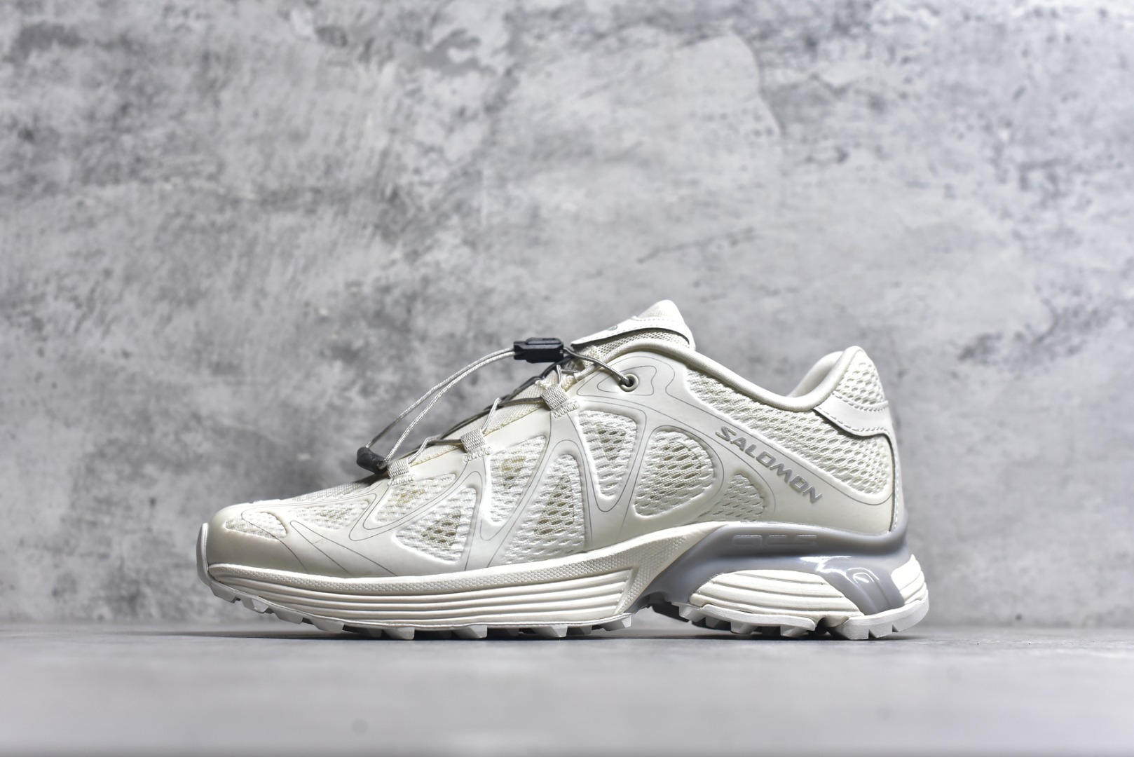 #萨洛蒙 Salomon XT-Whisper WH101 探索者系列 纯原版本 潮流越野机能户外休闲运动跑步鞋 采用透气网布与防护皮革组合鞋面材质 牛角扣系带开合 欧索莱环保去臭环型组合鞋垫 外置4D先进科技以及Contagrip大底 货号： 477962 25 尺码：36 36.5 37 38 38.5 39 40 40.5 41.5 42 42.5 43 44 45 46-选品中心