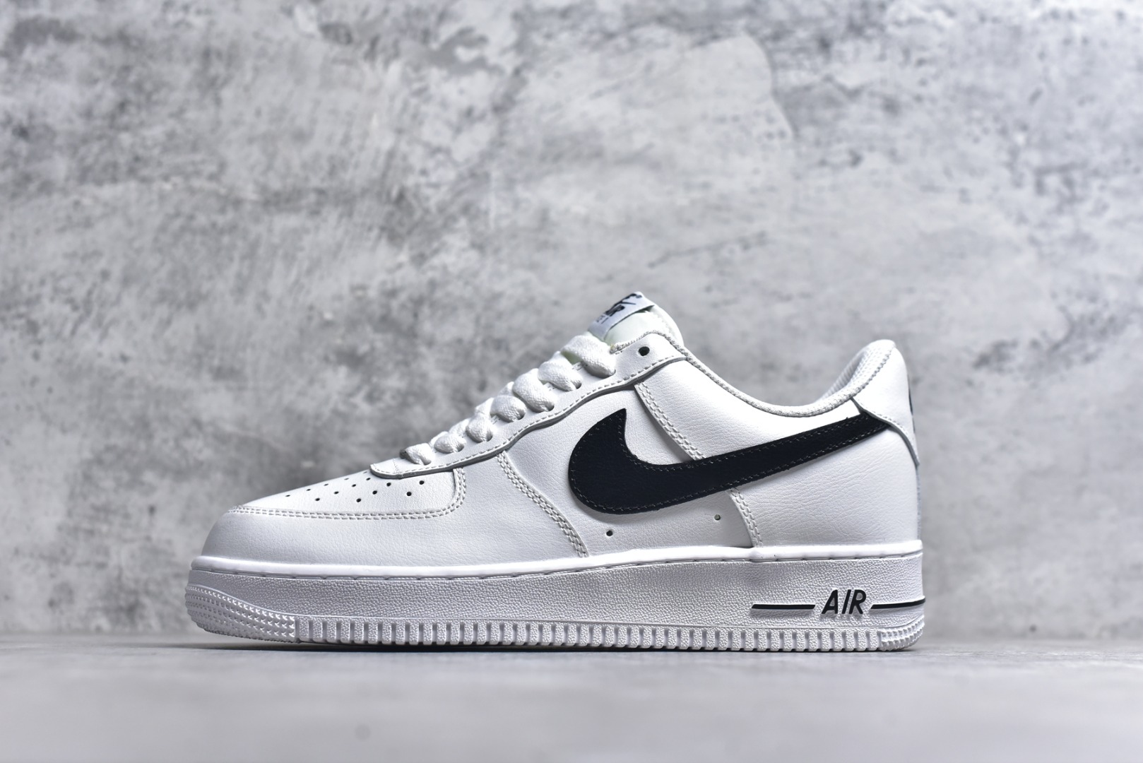 #耐克Nike AIR FORCE 1‘07 空军一号低帮百搭休闲运动板鞋。柔软、弹性十足的缓震性能和出色的中底设计，横跨复古与现代的外型结合，造就出风靡全球三十多年的Force 1。 货号：CJ0952 100 尺码：36-45-选品中心