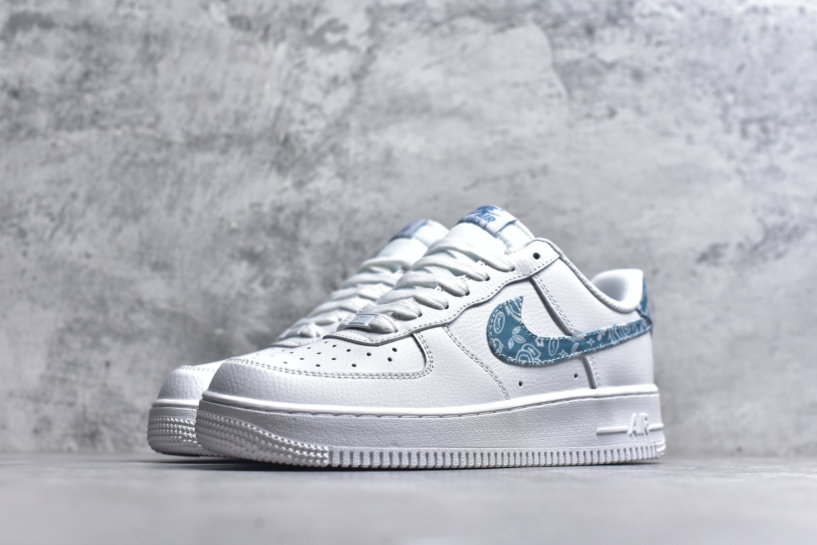 图片[2]-#NK Air Force 1´07 Low 空军一号低帮百搭休闲运动板鞋 DH4406-100 全网最具性价比版本没有之一 2022全新楦头鞋型 鱼鳞大底 历时开发三个月 清洁度完美 二维码鞋标 内置芯片及solo气垫 大底高度及其弧度依照正品 钢印 logo刺绣 鞋口弧度 鞋头长度 鞋面冲孔 鞋垫背胶及钢印 完美鞋型对比正品 每一处都是细节满满 尺码：36-45-选品中心